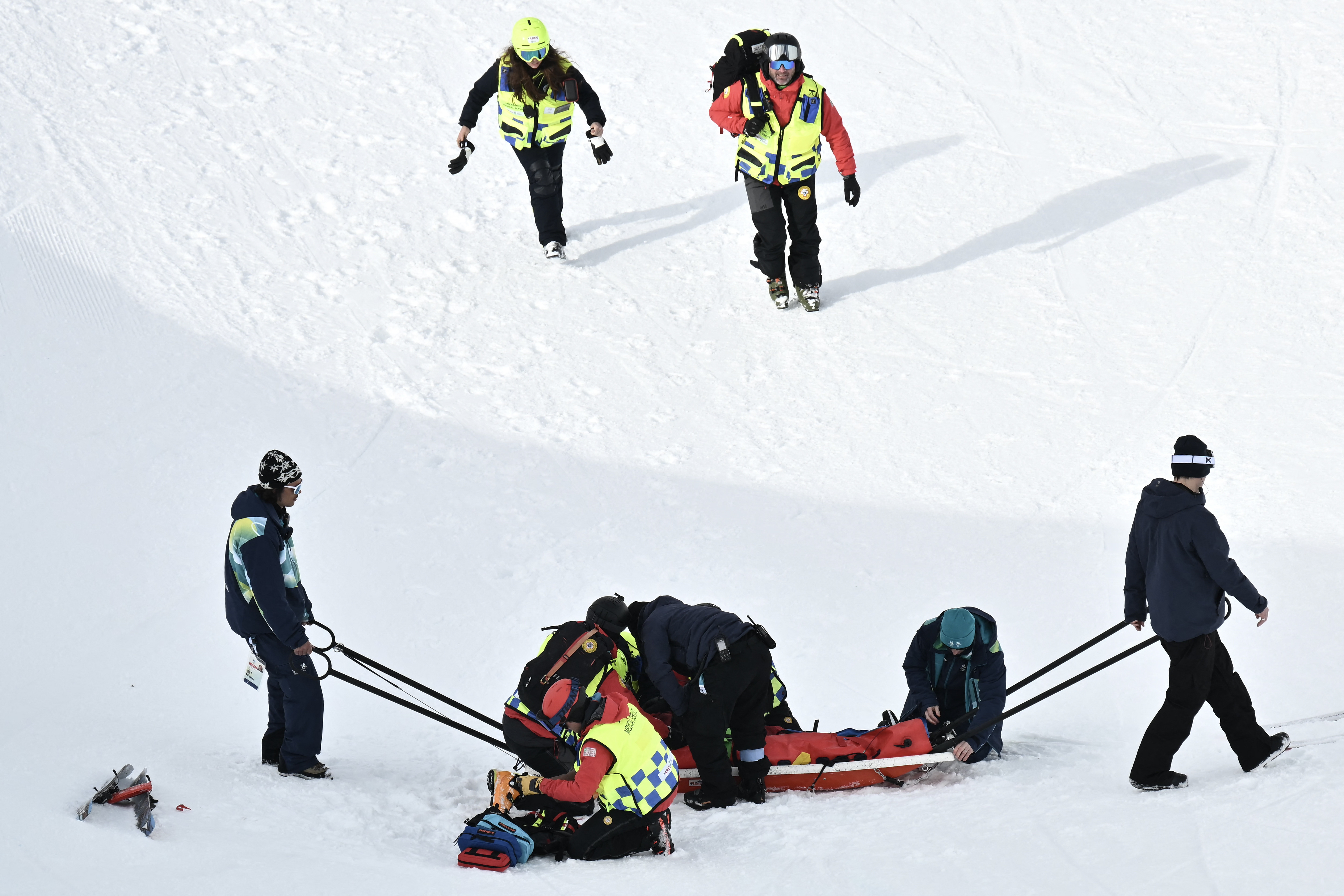China's Liu Jiayu receives medical assistance during the snowboard women's halfpipe qualification run 2 during the Milano Cortina 2026 Winter Olympic Games at Livigno Snow Park, in Livigno (Valtellina), on February 11, 2026. (Photo by Jeff PACHOUD / AFP)