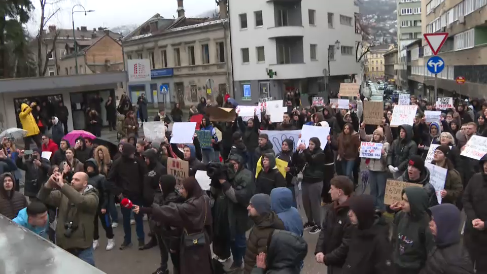 građani ispred opće bolnice