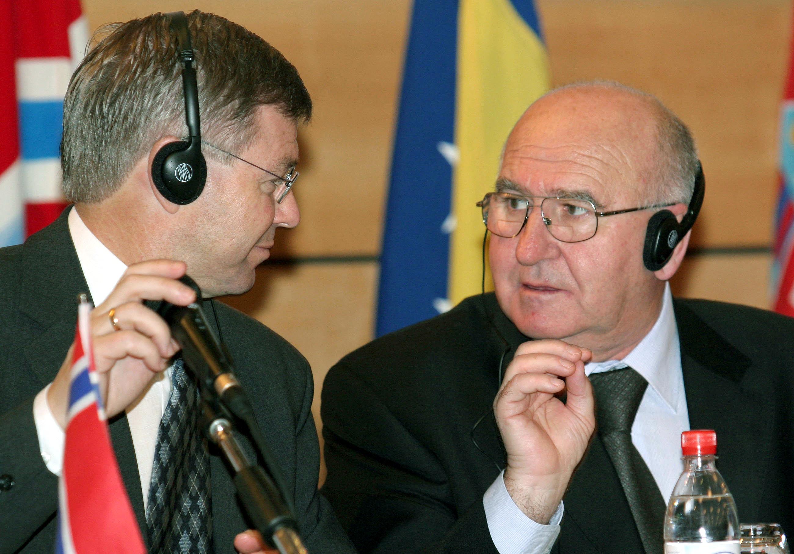 Norwegian Prime Minister Kjell Magne Bondevik (L) listens to Bosnian President Borislav Paravac GENT SHKULLAKU / AFP / Profimedia