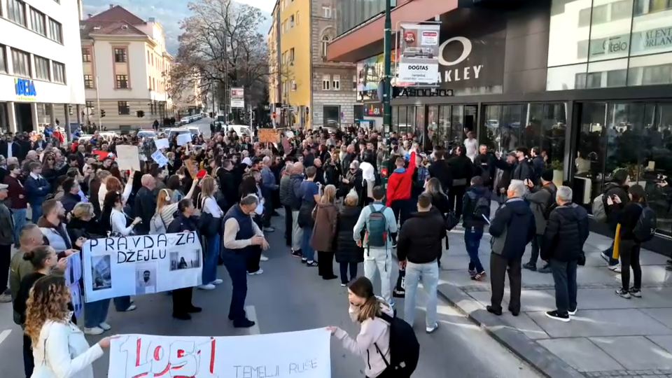 studentima se pridruzili gradjani iz kafica