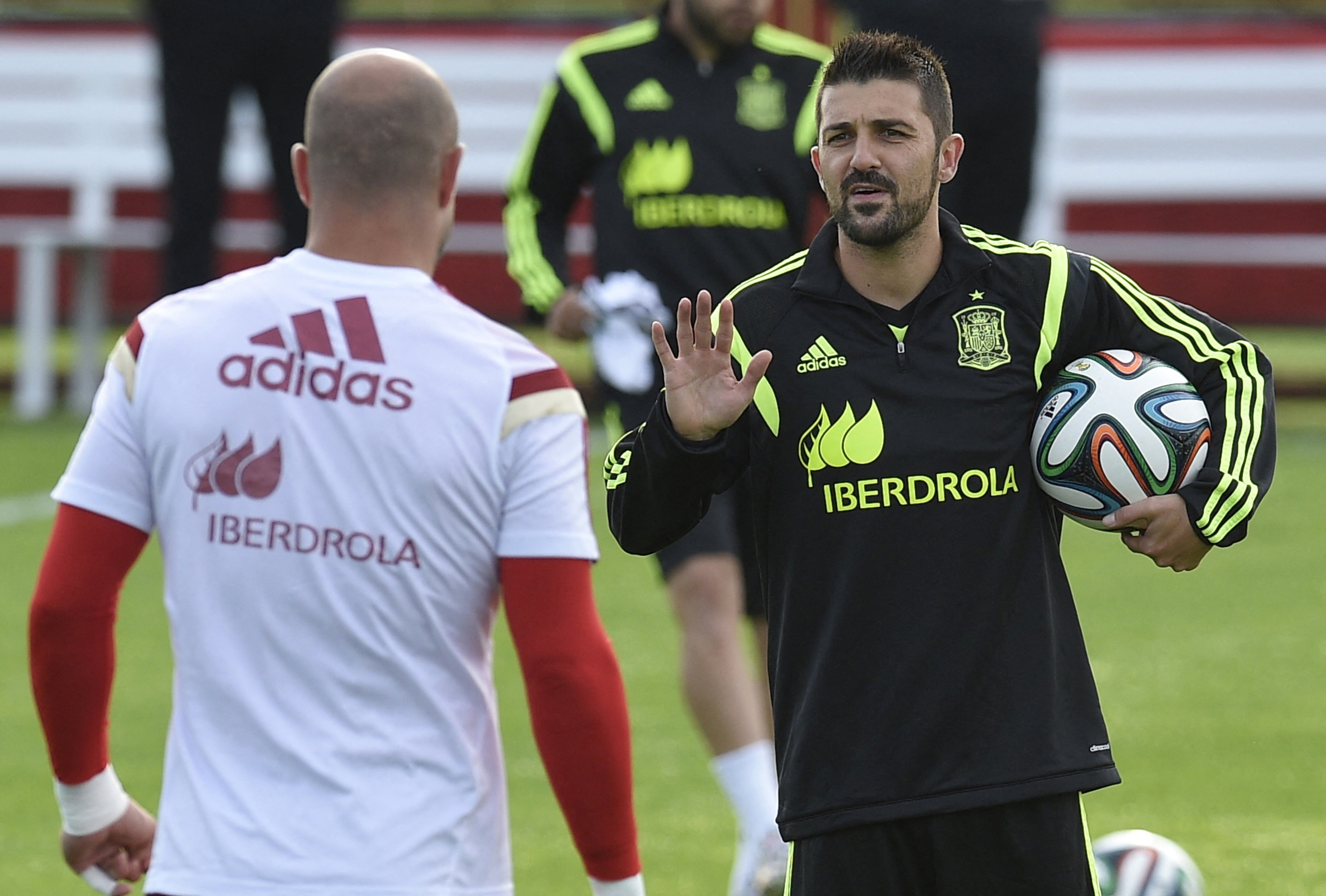 Spain's forward David Villa (R) talks to Spain's goalkeeper Pepe Reina during
