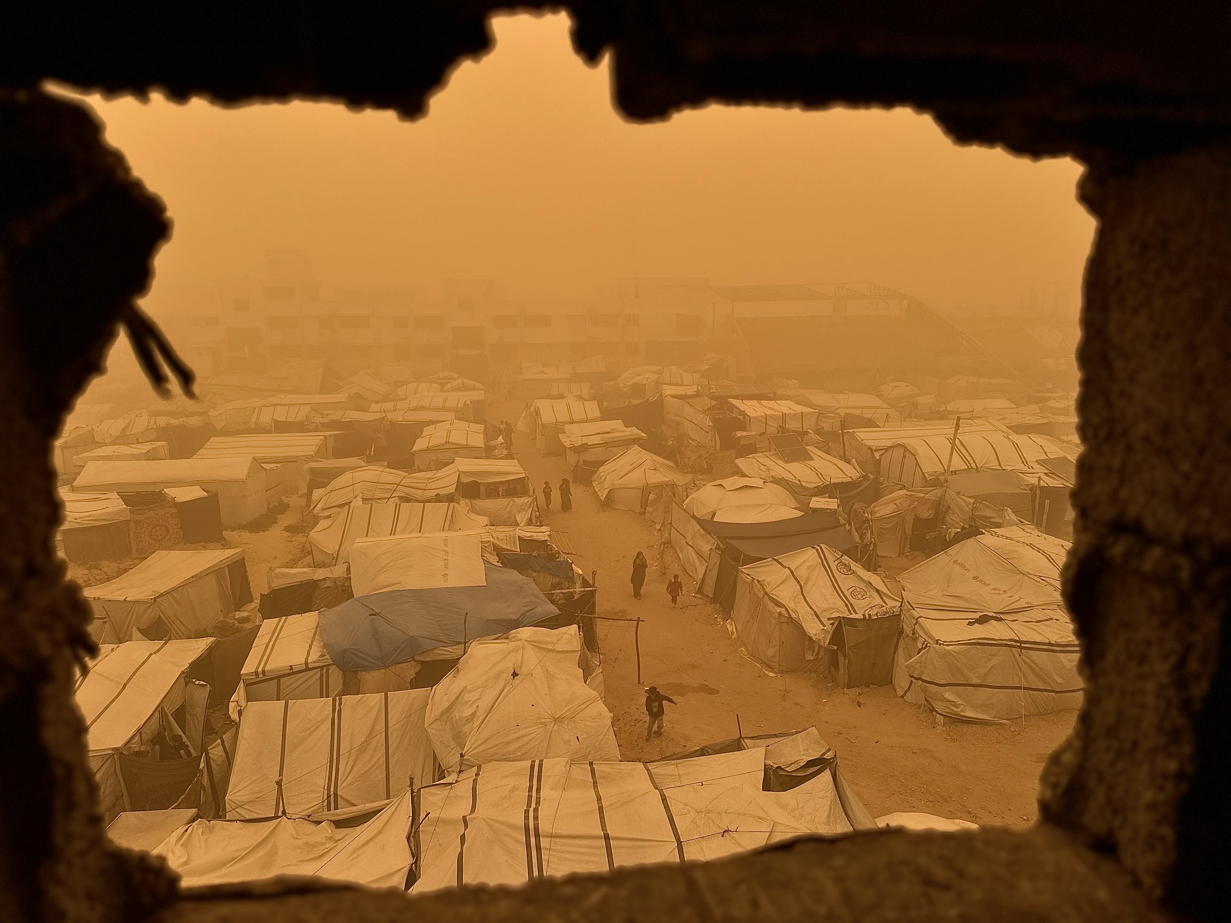 KHAN YUNIS, GAZA - 14. MART: Pogled na pješčanu oluju u Khan Yunisu, Gaza, 14. marta 2026. Pješčana oluja je uticala na živote civila, posebno raseljenih porodica koje žive u šatorima ( Doaa Albaz - Anadolu Agency )