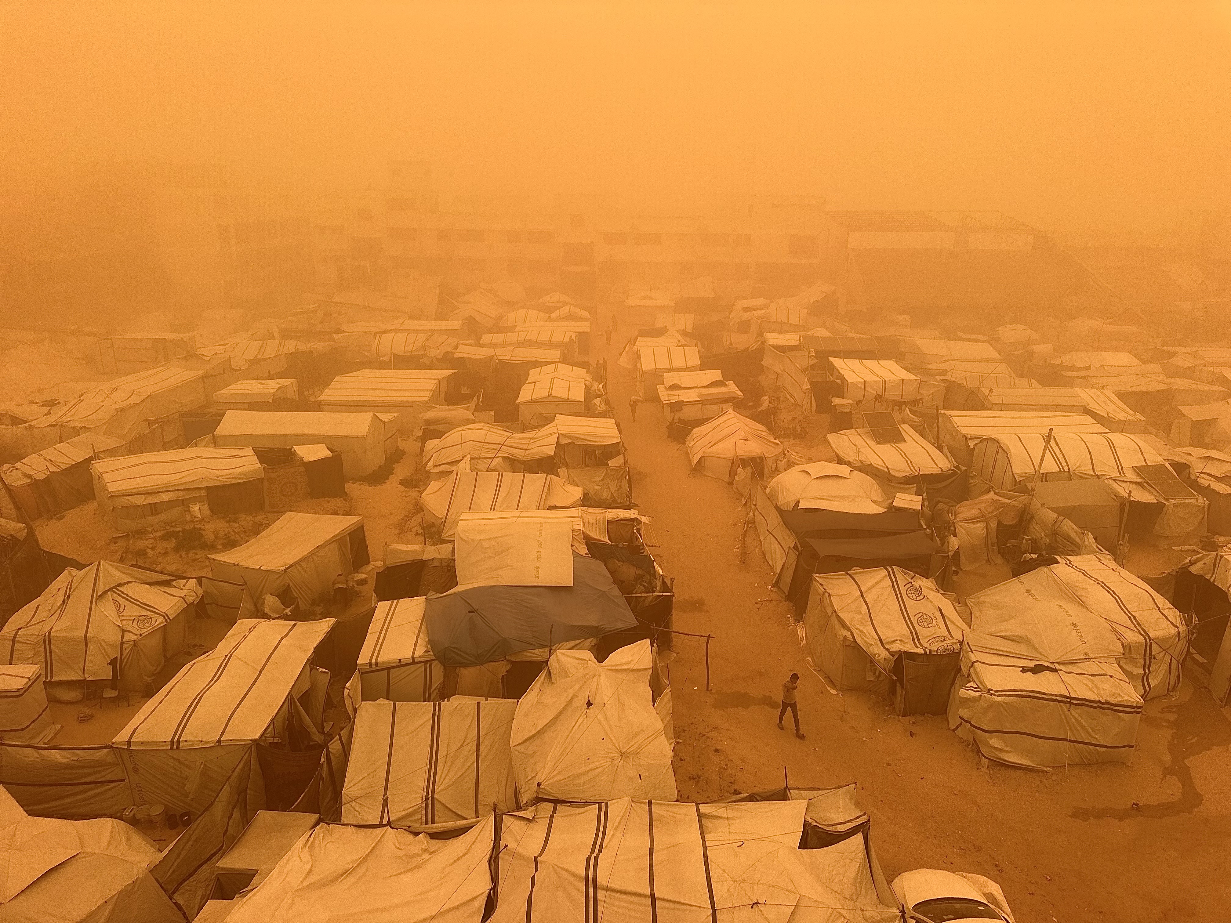 KHAN YUNIS, GAZA - 14. MART: Pogled na pješčanu oluju u Khan Yunisu, Gaza, 14. marta 2026. Pješčana oluja je uticala na živote civila, posebno raseljenih porodica koje žive u šatorima ( Doaa Albaz - Anadolu Agency )