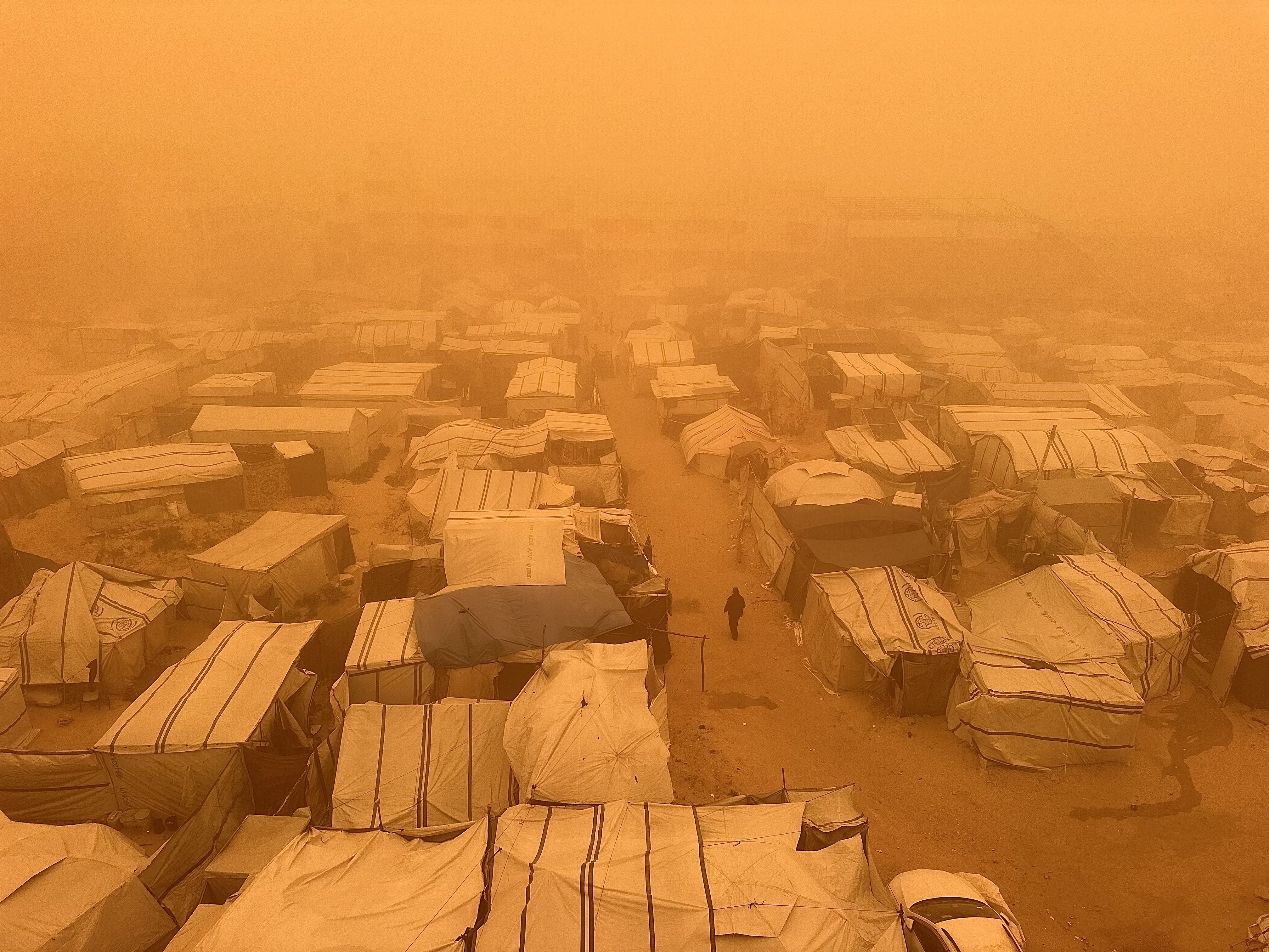 KHAN YUNIS, GAZA - 14. MART: Pogled na pješčanu oluju u Khan Yunisu, Gaza, 14. marta 2026. Pješčana oluja je uticala na živote civila, posebno raseljenih porodica koje žive u šatorima ( Doaa Albaz - Anadolu Agency )