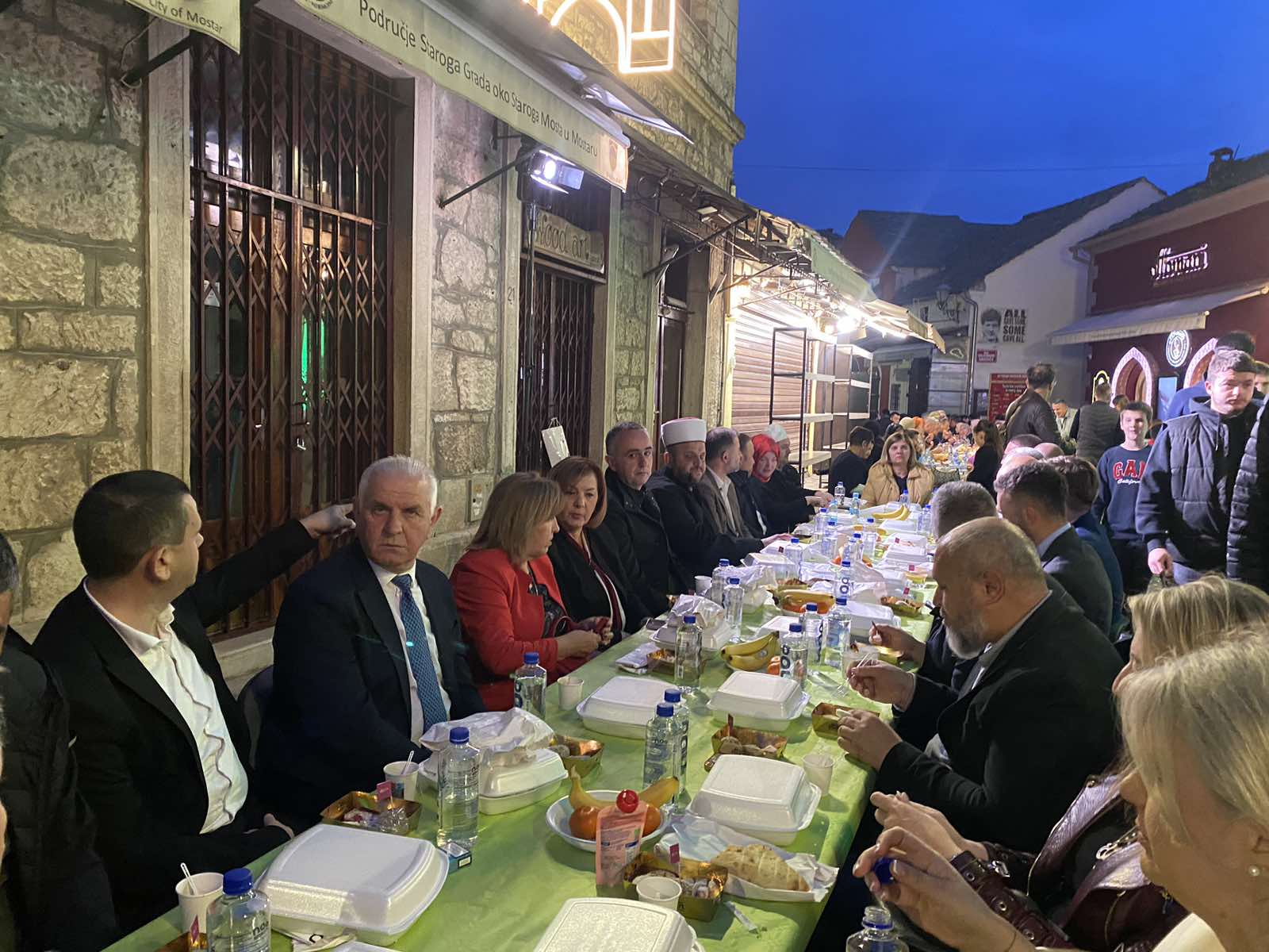 Ramazan u Mostaru: Zajednički iftar na otvorenom