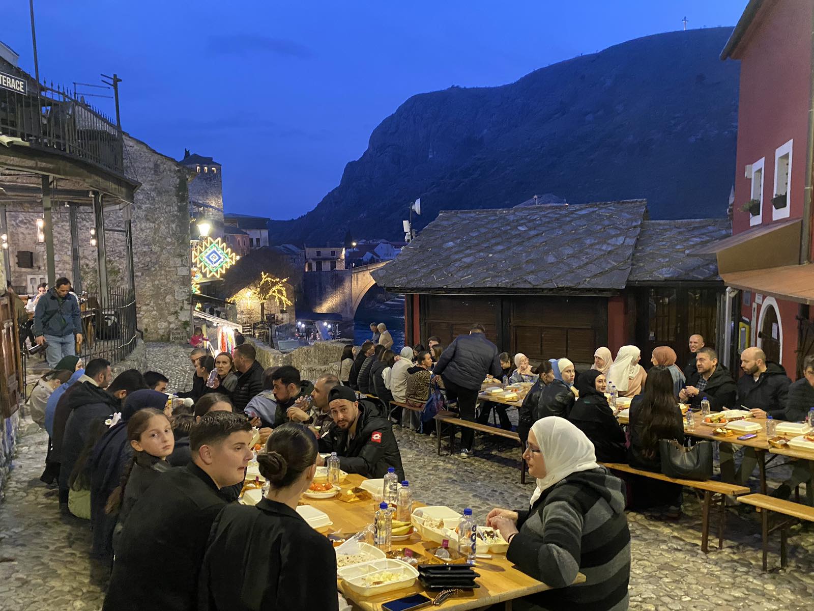 Ramazan u Mostaru: Zajednički iftar na otvorenom