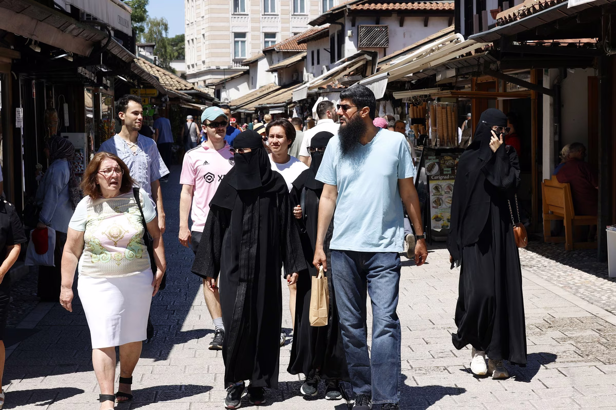 1751457584_250702_turisti_77849.format-avif.width-1200