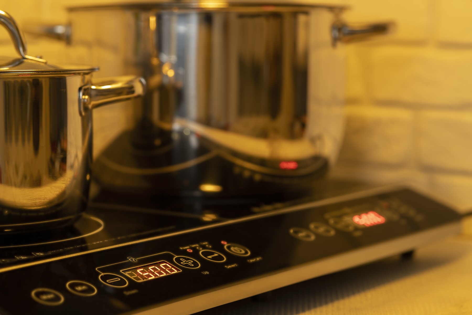 Metal Pot on induction hob in modern kitchen,Image: 759898524, License: Royalty-free, Restrictions: , Model Release: no, Credit line: Richard Šemík / Panthermedia / Profimedia