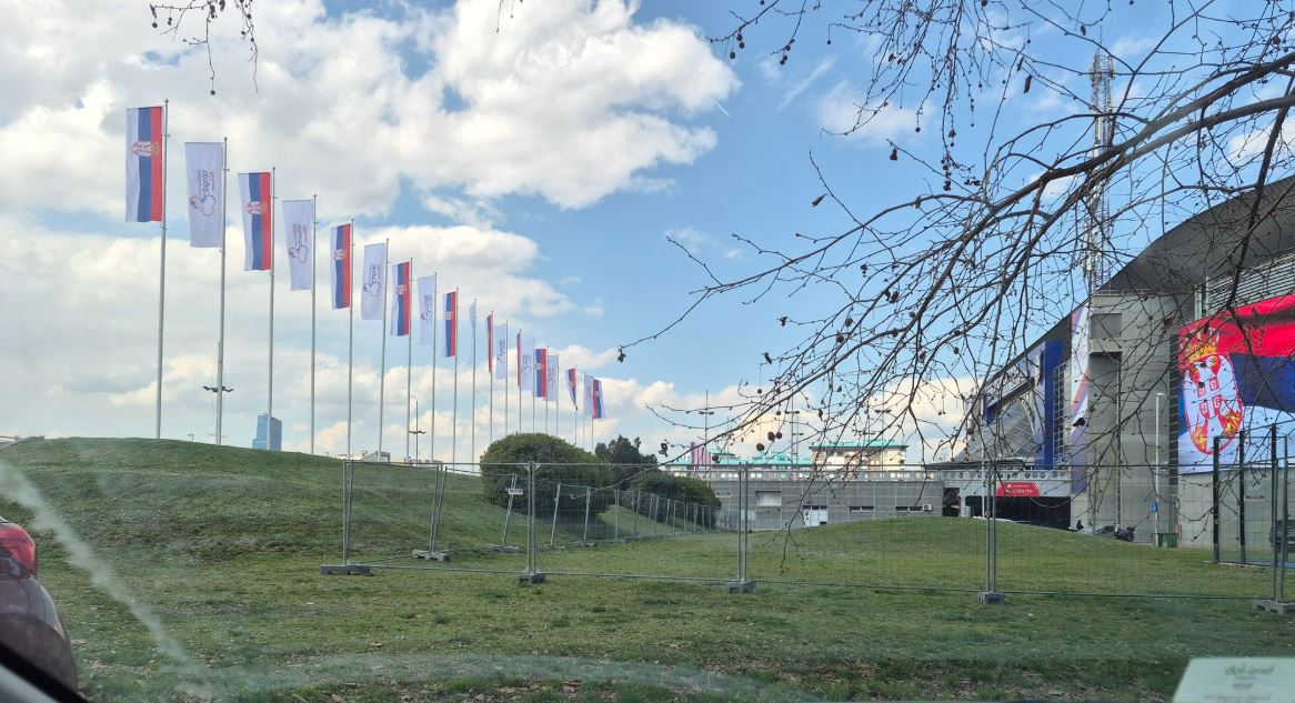 ograđena arena sns miting