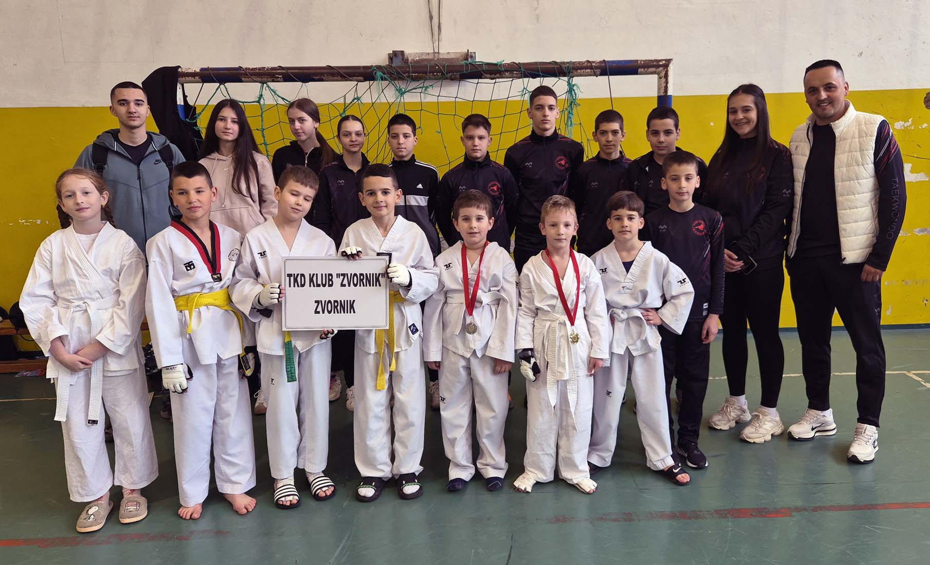 Mladen Ristić sa članovima svog kluba Zvornik.jpg