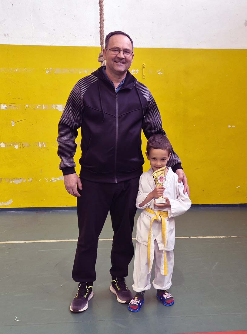 sportisti u taekwondo klubu deda i unuk.jpg