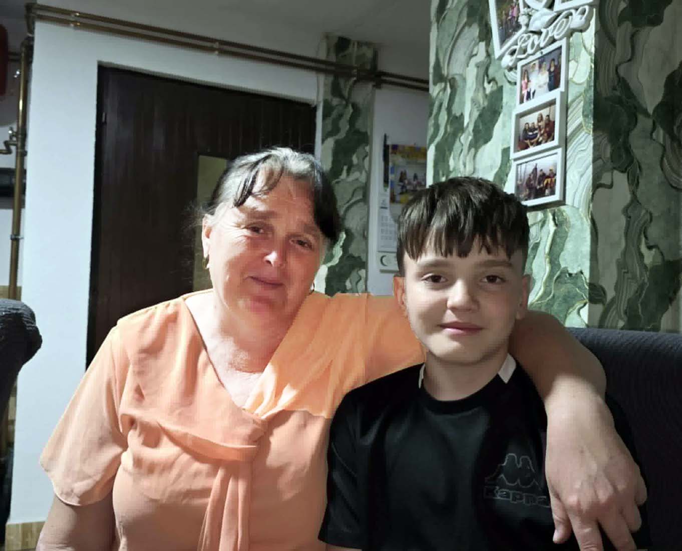 Salmir Sinanović sa majkom.jpg