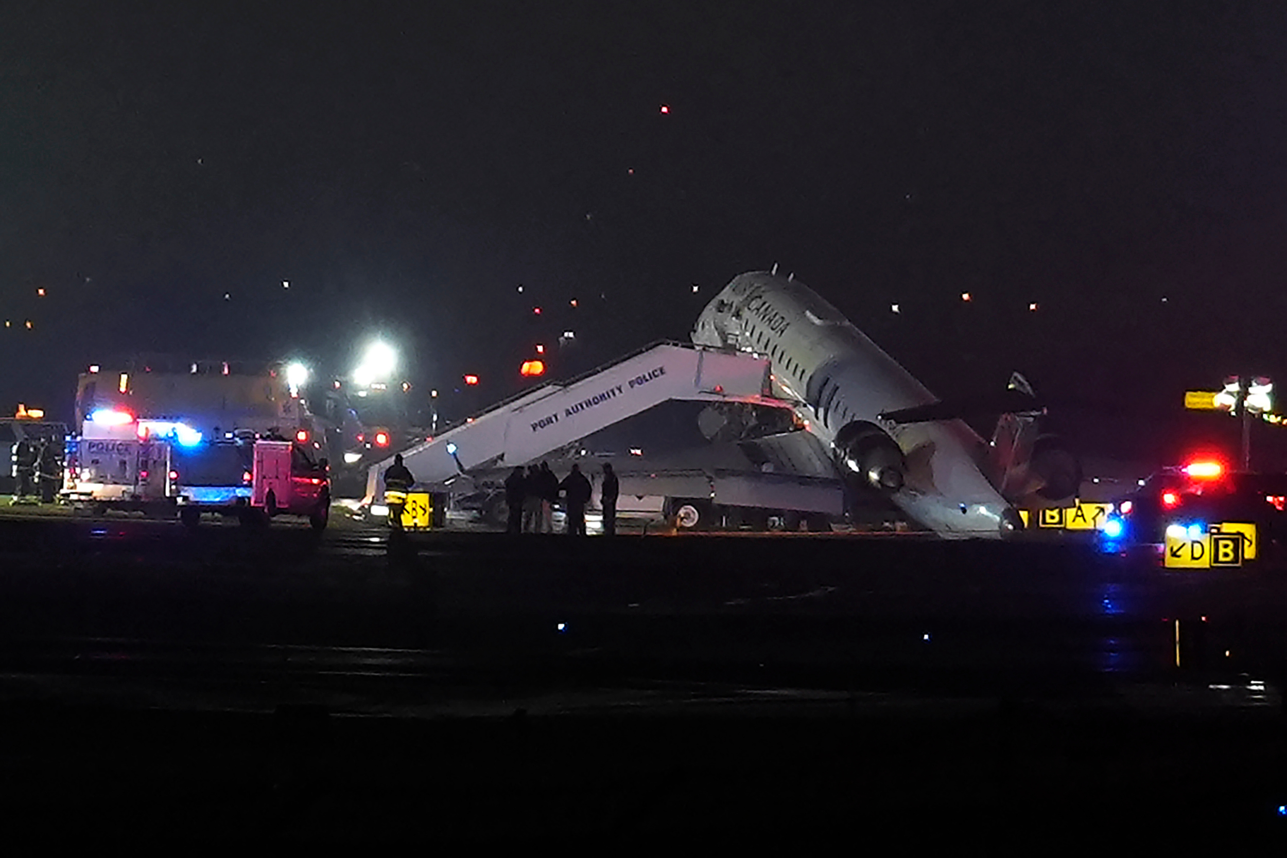 Un avión de Air Canada se ve en la pista en el Aeropuerto LaGuardia, el lunes 23 de marzo de 2026, tras chocar con un vehículo de la Autoridad Portuaria en Nueva York.  (AP Foto/Ryan Murphy)