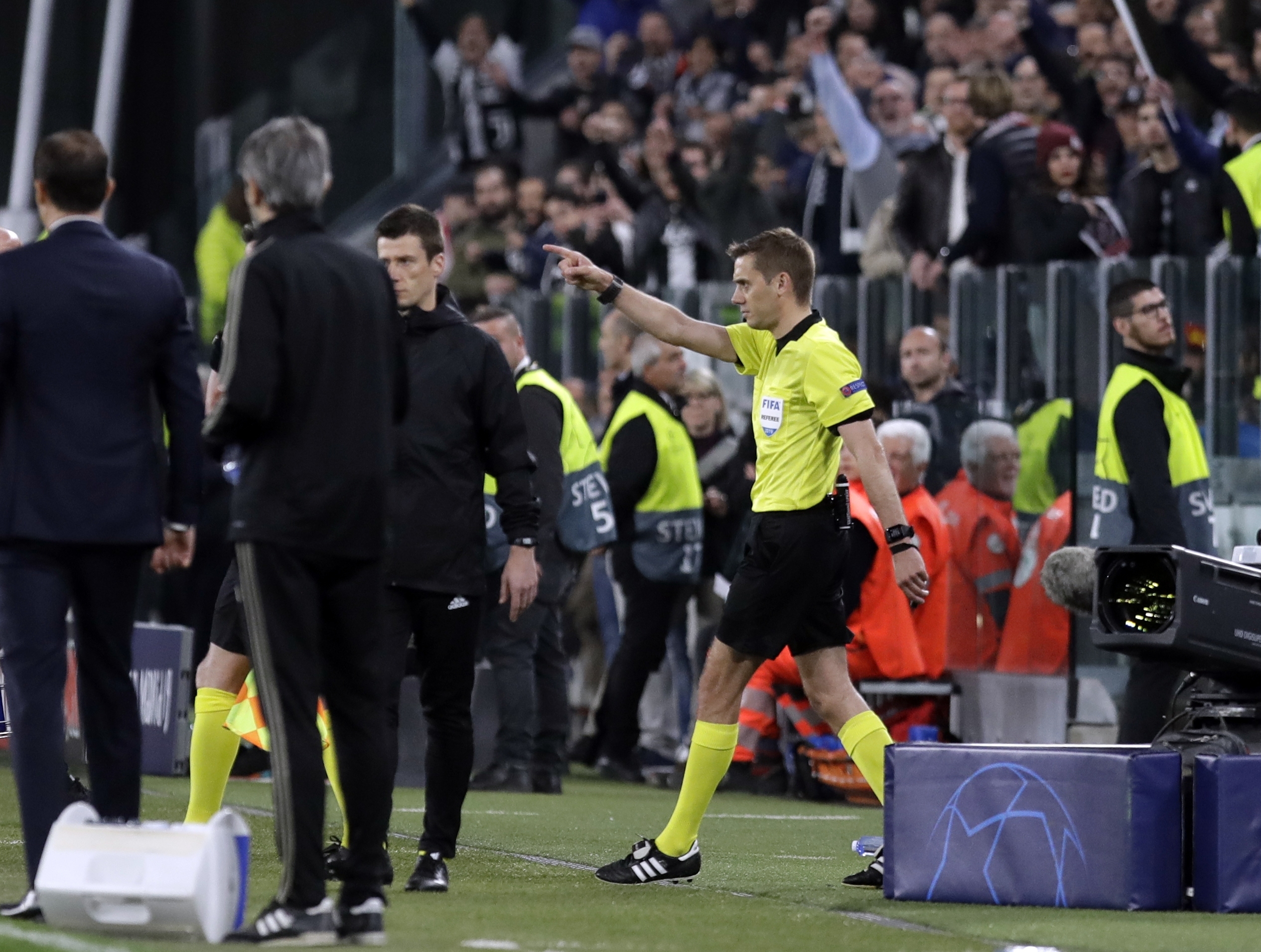 French referee Clement Turpin gestures after checking the VAR during the Champions League, quarterfinal, second leg soccer match between Juventus and Ajax, at the Allianz stadium in Turin, Italy, Tuesday, April 16, 2019. (AP Photo/Luca Bruno)