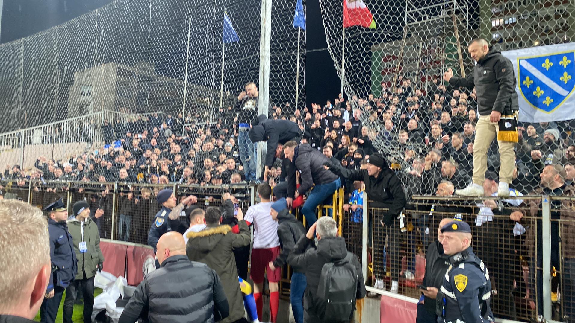 slavlje na stadionu zenica nakon utakmice.jpg