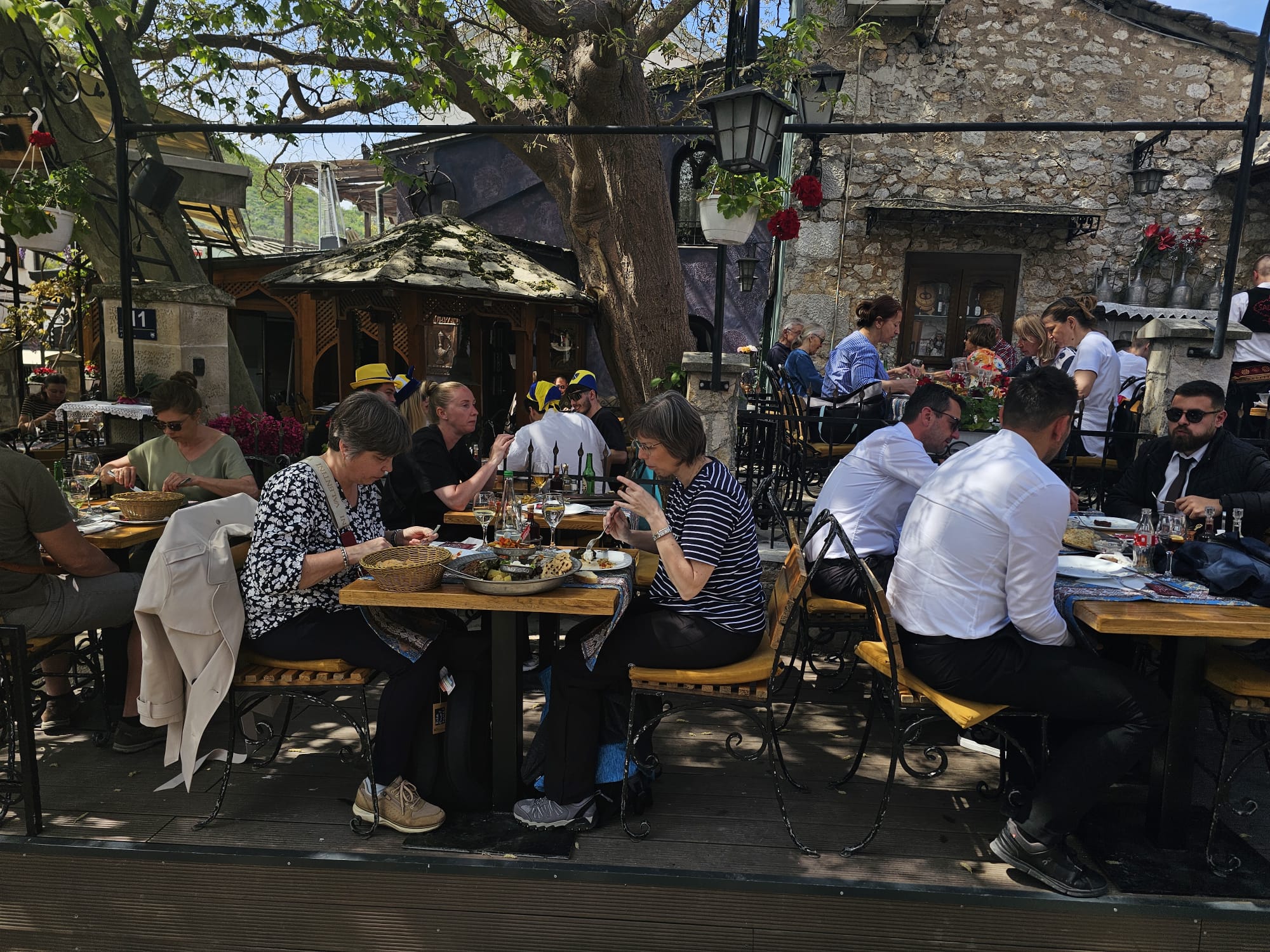 Mostar Stari Grad turisti.jpg