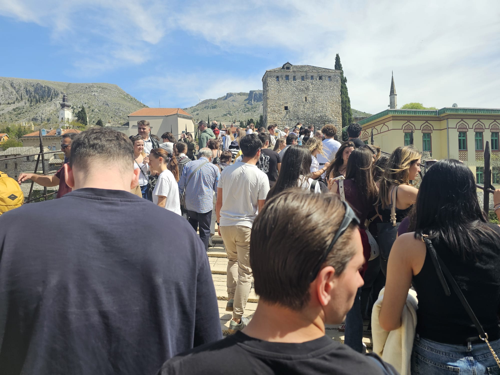 Stari most vrvi od turista.jpg