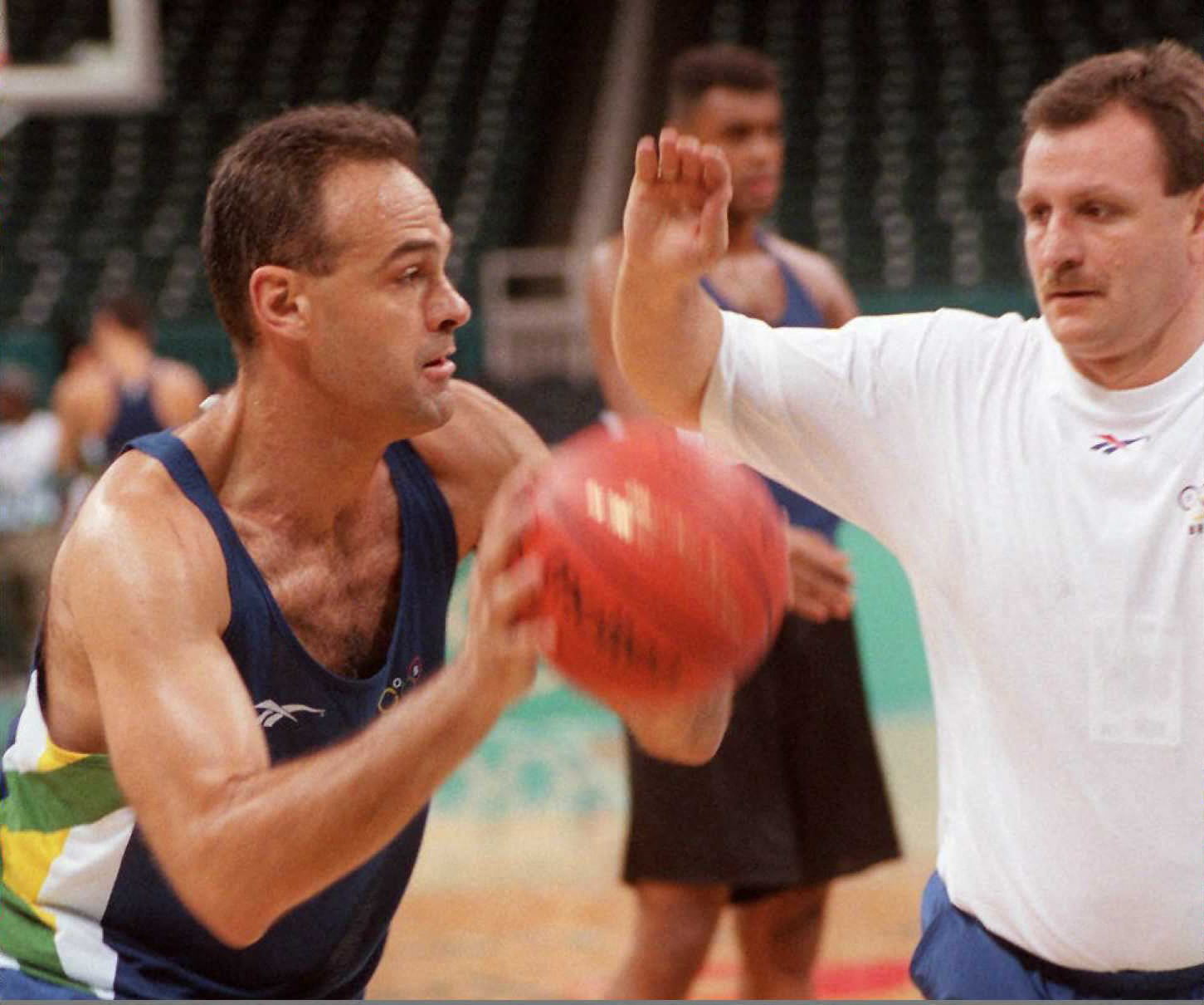 (FILES) Brazilian basketball captain Oscar Schmidt (L) trains with assistant coach Photo by Romeo GACAD / AFP)