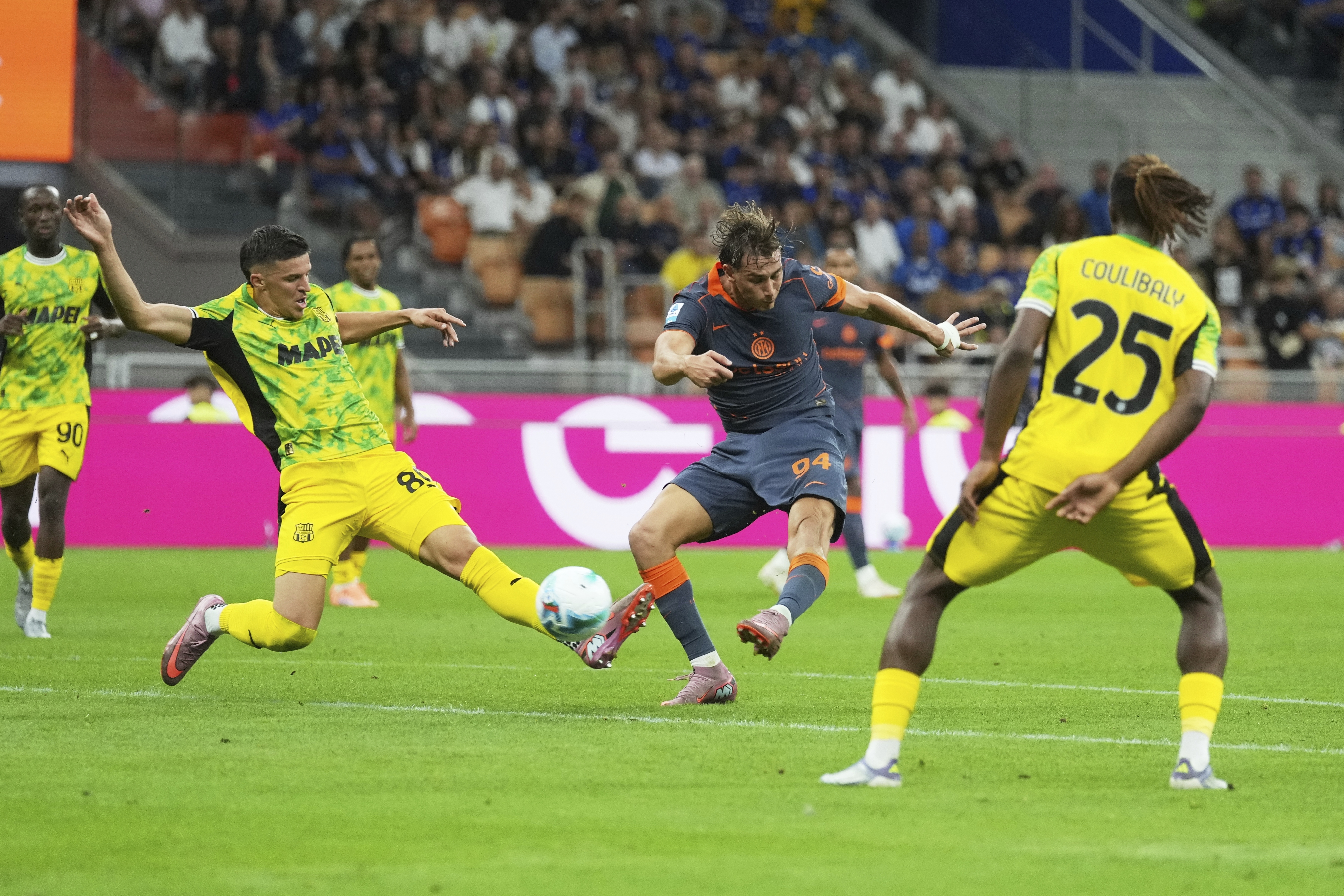 Inter Milan's Francesco Pio Esposito, center, tries a scoring chance, between Sassuolo's Tarik Muharemovic, left, and Sassuolo's Woyo Coulibaly during a Serie A soccer match between Inter Milan and Sassuolo, at San Siro stadium in Milan, Italy, Sunday, Se