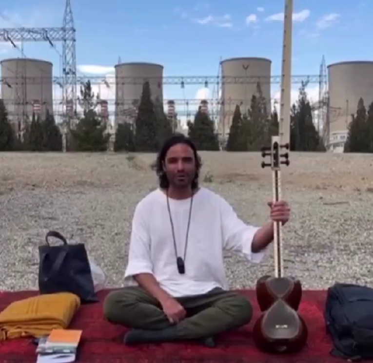 umjetnik ispred jedne od elektrana u iranu