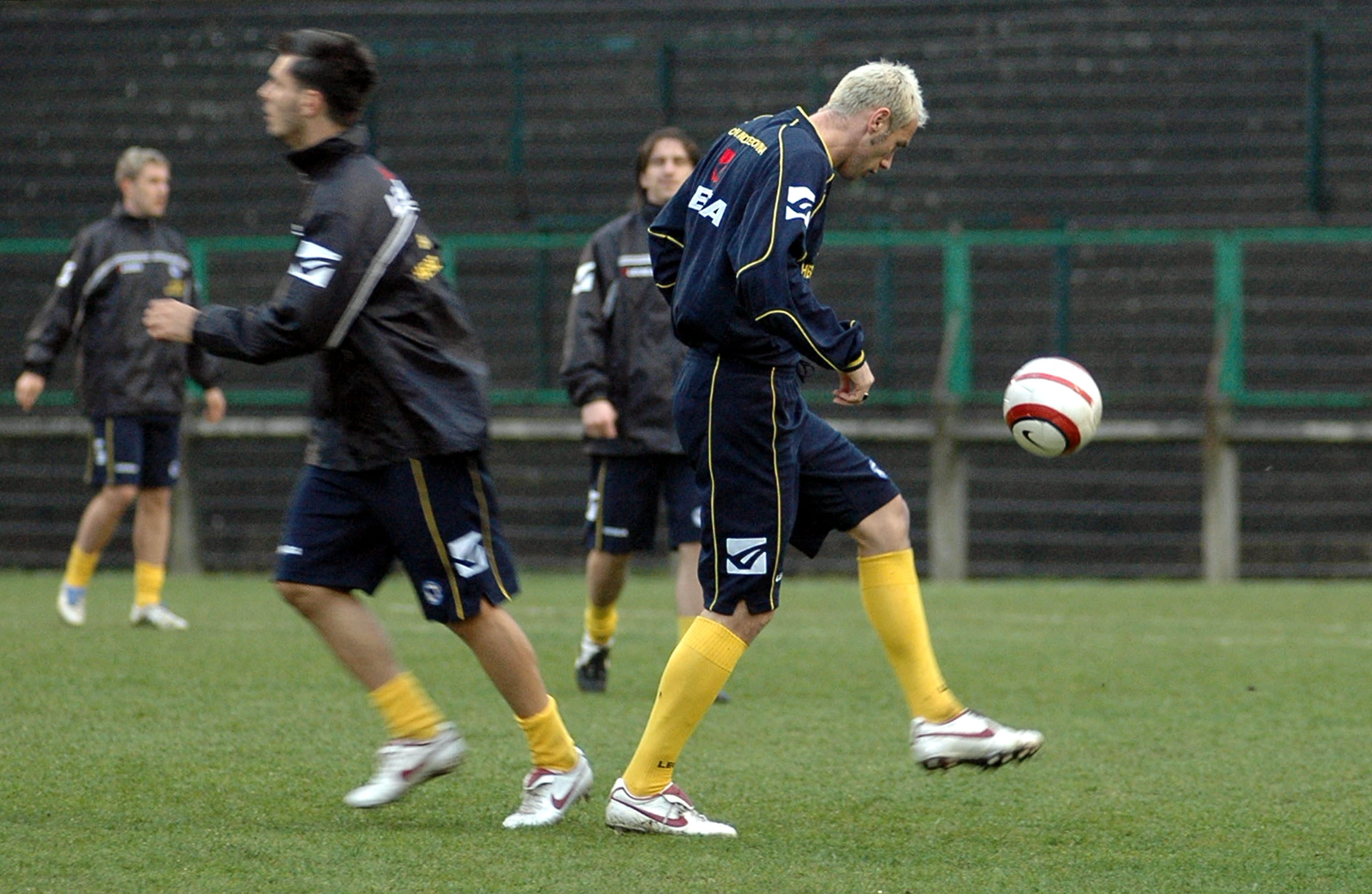 Hamburg footballer Sergej Barbarez (R) trains with the Bosnian national soccer team 24 March 2005, in Brussels, in preparation for their game Belgium-Bosnia Saturday in Brussels.BELGA PHOTO JACQUES COLLET (Photo by JACQUES COLLET / BELGA / AFP)