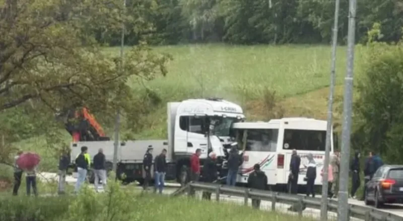 Sudarili se kamion i autobus u Mrkonjić Gradu, jedna osoba poginula
