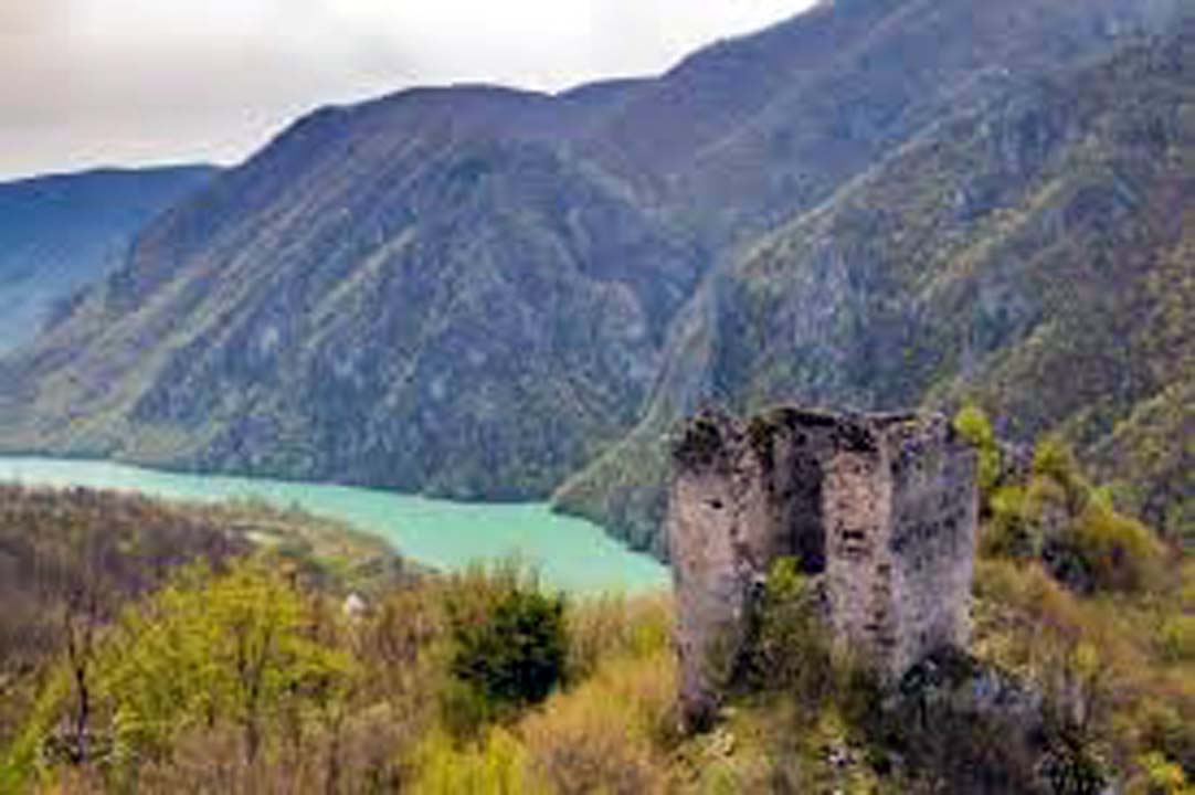 Srednjovijekovni grad Klotjevaca na obali Drine
