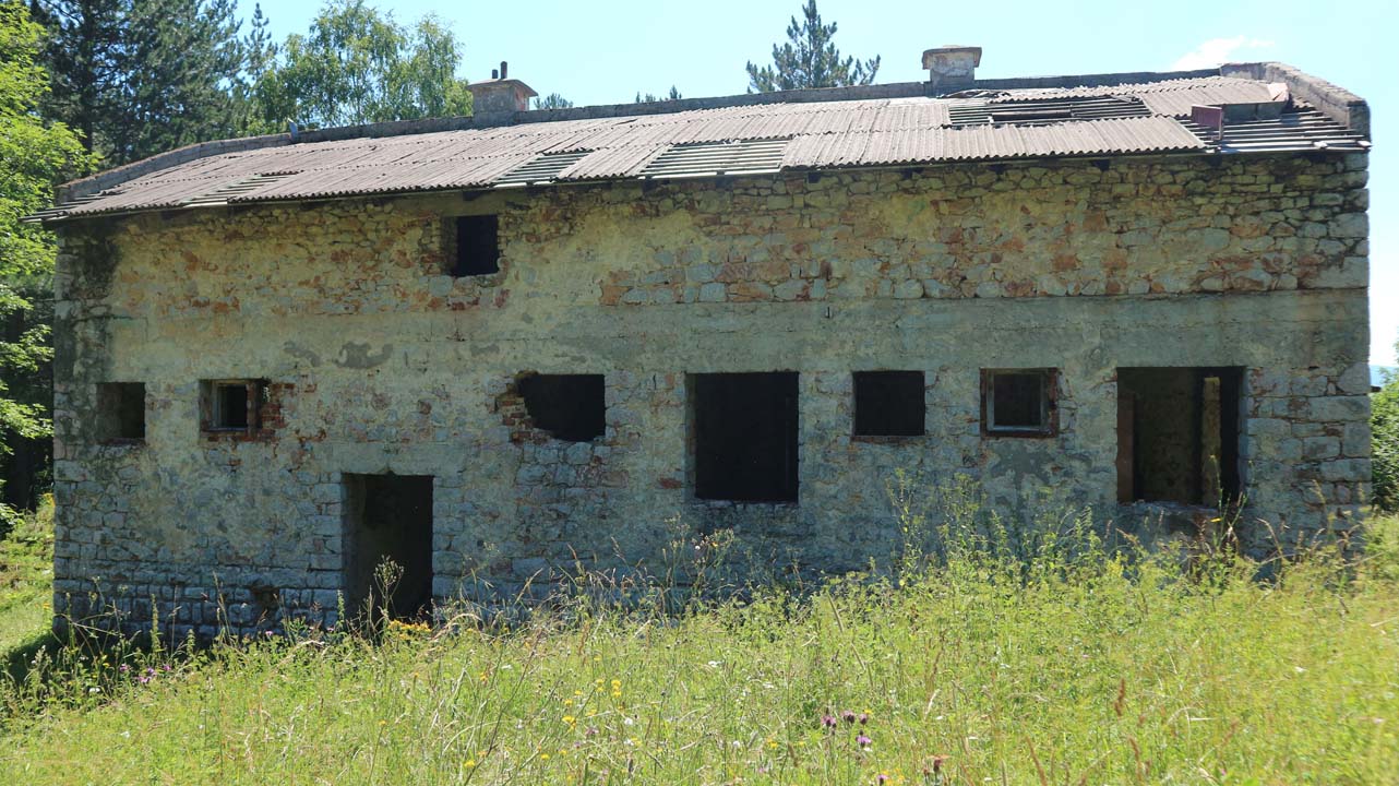 1 Devastirani Lovaćki dom na Bijelim Vodama.jpg