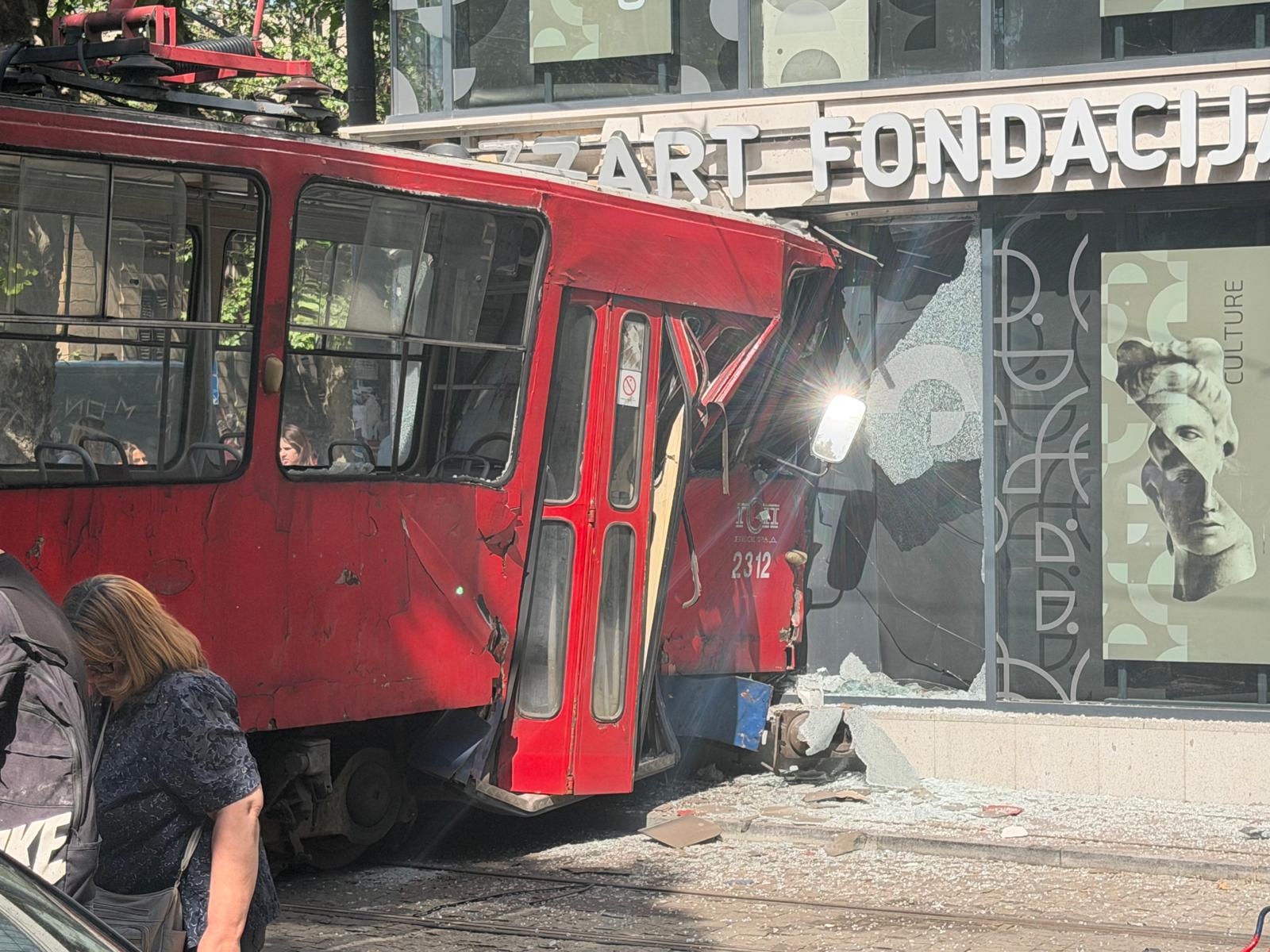 Beograd, 25. maja 2026.- U Dušanovoj ulici tramvaj iskliznuo iz šina. Policija je na mestu događja. FOTO TANJUG/ VLADIMIR ŠPORČIĆ/ nr