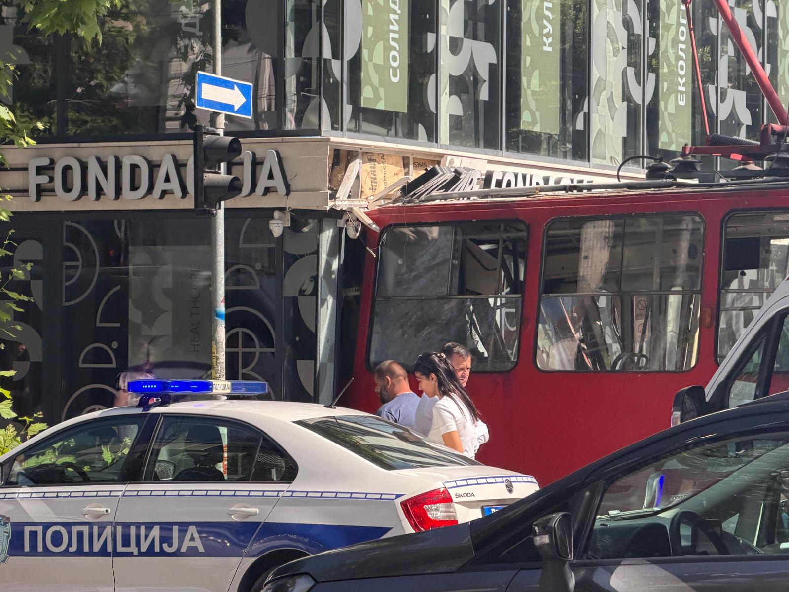Beograd, 25. maja 2026.- U Dušanovoj ulici tramvaj iskliznuo iz šina. Policija je na mestu događja. FOTO TANJUG/ VLADIMIR ŠPORČIĆ/ nr