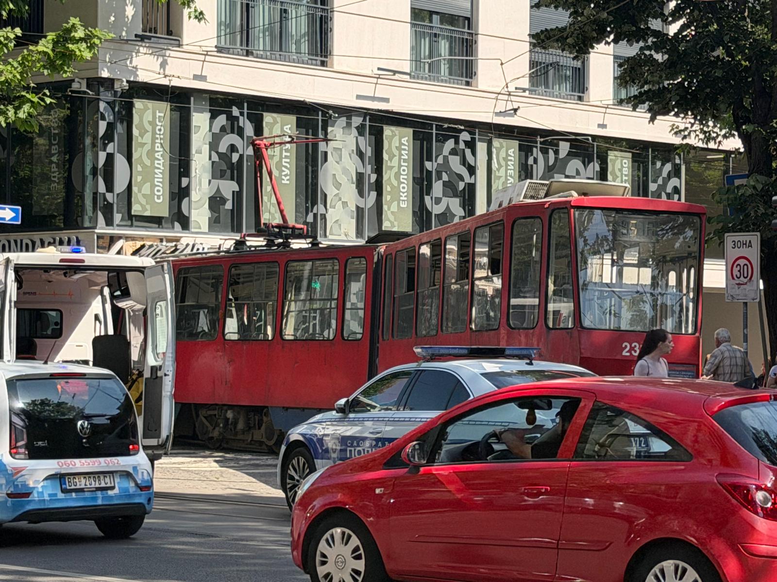 Beograd, 25. maja 2026.- U Dušanovoj ulici tramvaj iskliznuo iz šina. Policija je na mestu događja. FOTO TANJUG/ VLADIMIR ŠPORČIĆ/ nr
