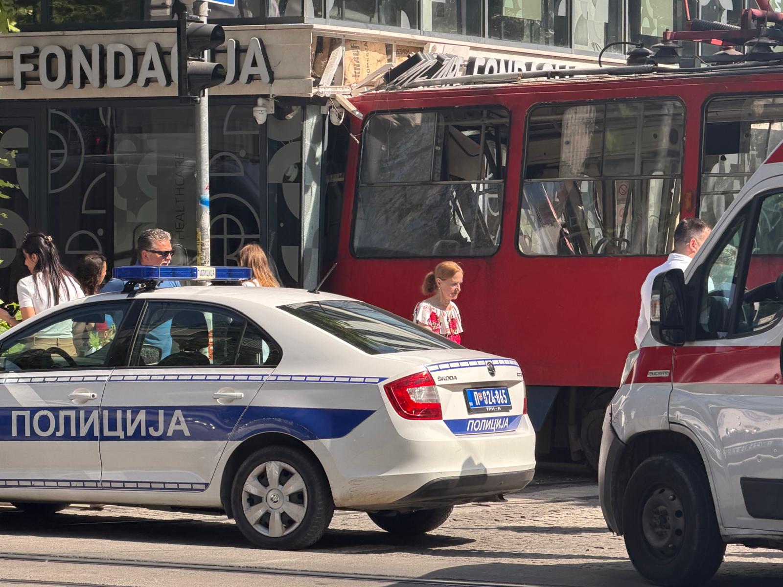 Beograd, 25. maja 2026.- U Dušanovoj ulici tramvaj iskliznuo iz šina. Policija je na mestu događja. FOTO TANJUG/ VLADIMIR ŠPORČIĆ/ nr
