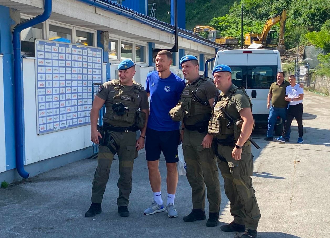 dzeko i policajci