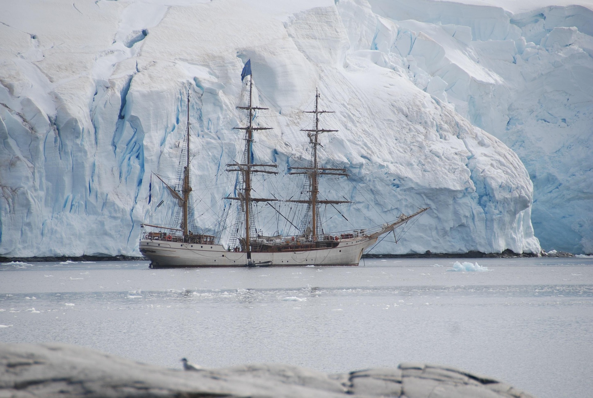 4270613-antarctic-3026822_1920