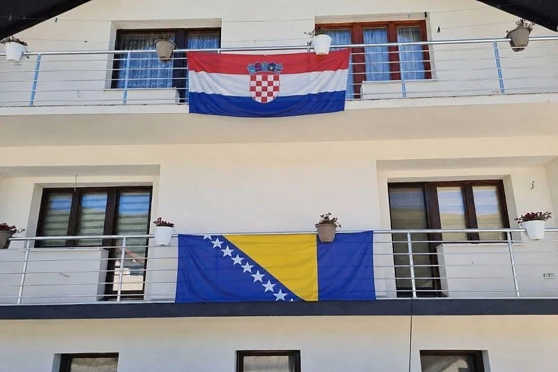 Fotografija iz BiH o kojoj svi pričaju: Na jednom balkonu zastava BiH, na drugom Hrvatske