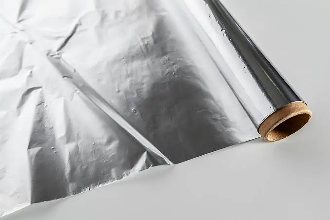Zašto sve više ljudi vješa aluminijsku foliju u baštu: Jeftin trik koji tjera ptice i insekte bez ijedne hemikalije
