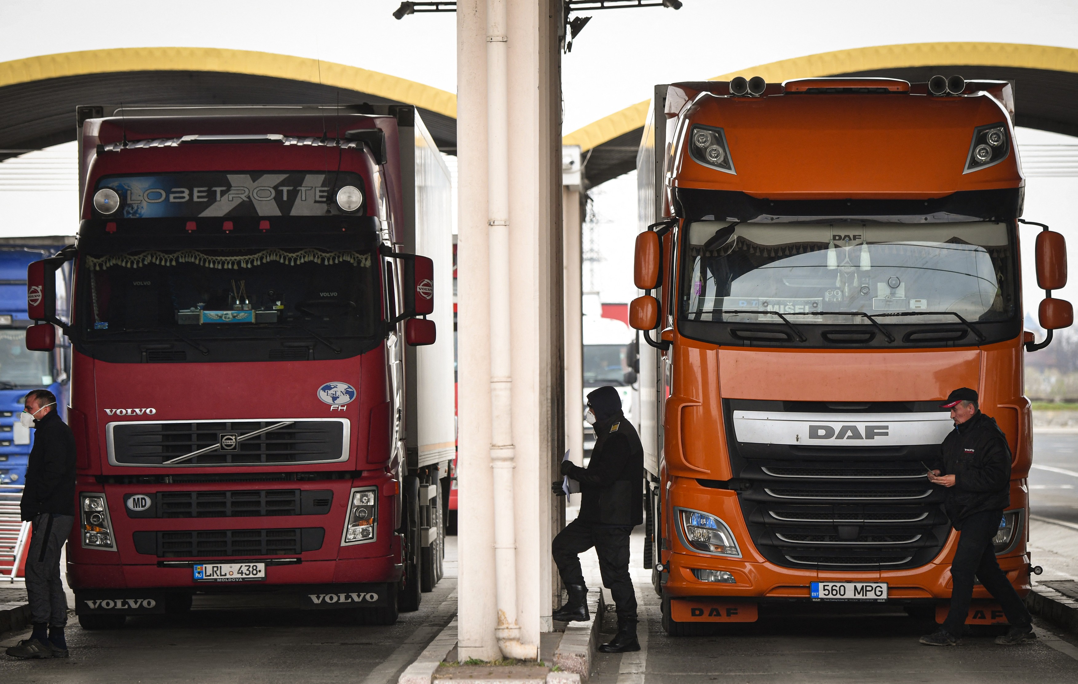 Truck drivers and Romanian border police officers