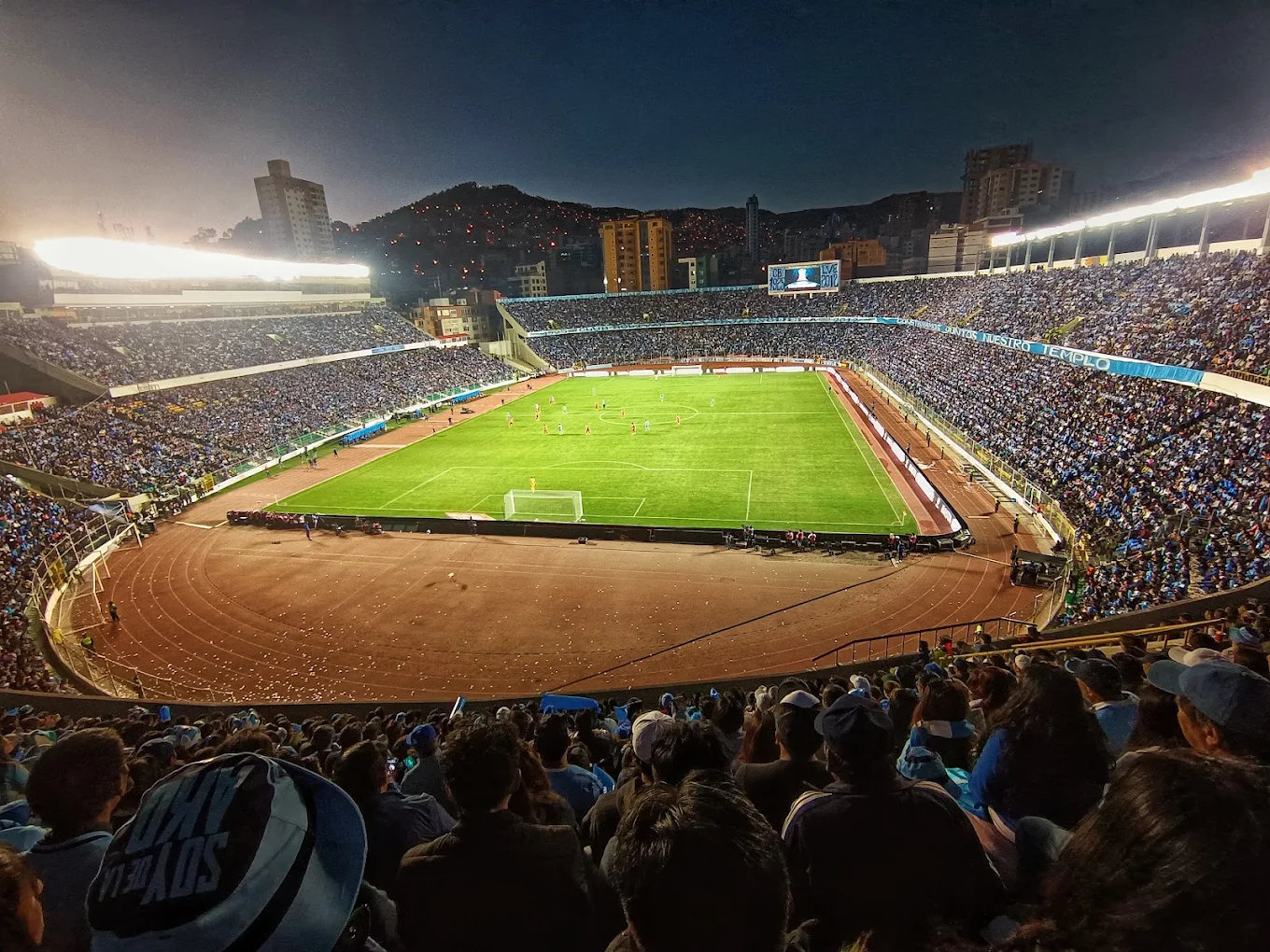 Stadion na 3.637 metara visine na kojem gostujući timovi gube i prije prvog zvižduka, a FIFA ga je jednom zabranila