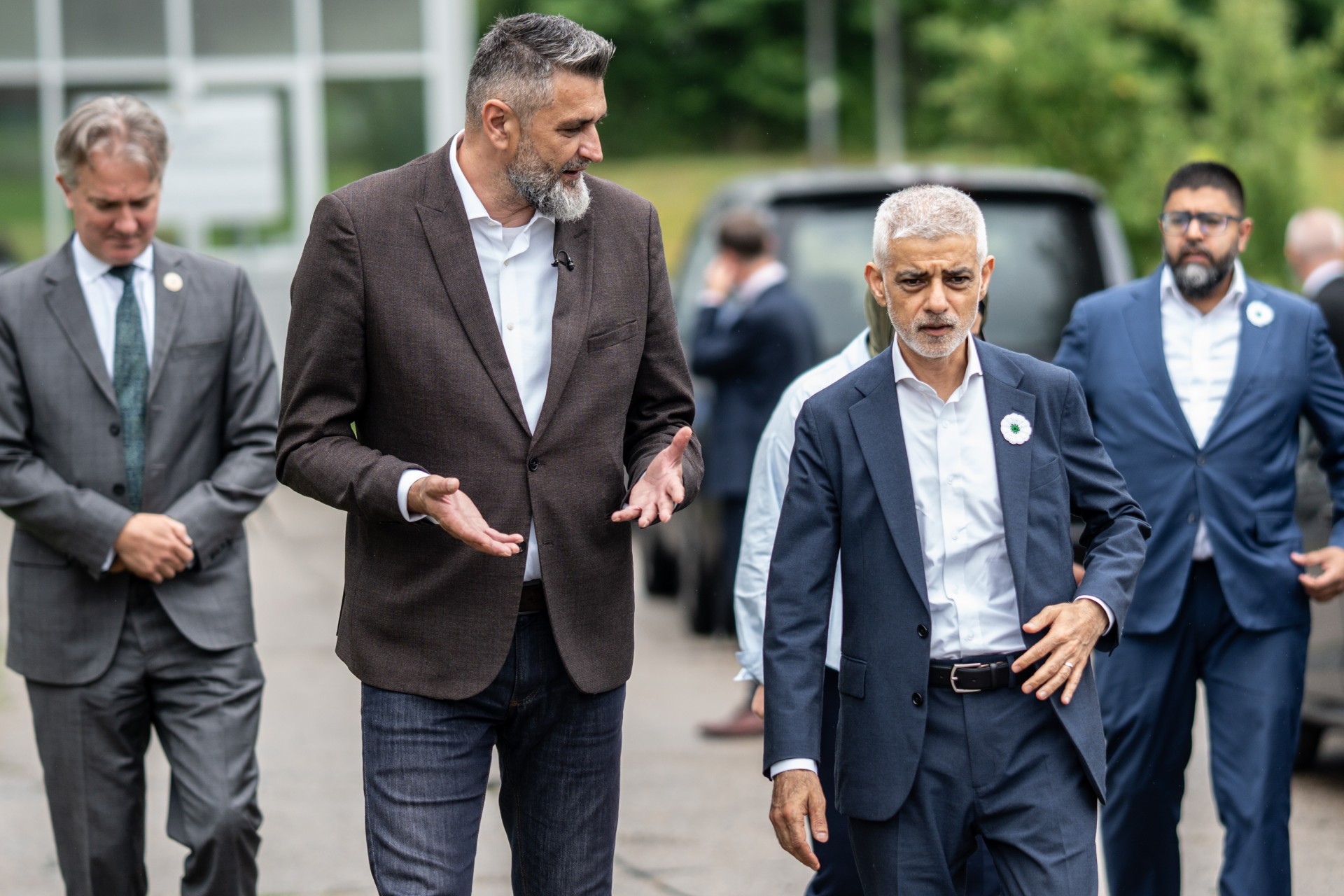Gradonačelnik Londona Sadiq Khan s Emirom Suljagićem, direktor MCS-a prilikom posjete Potočarima