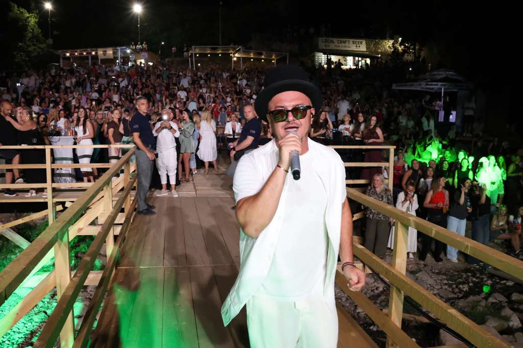 Tropico Band održao koncert za pamćenje na platou ispod Starog mosta u okviru manifestacije "Mostarsko ljeto"