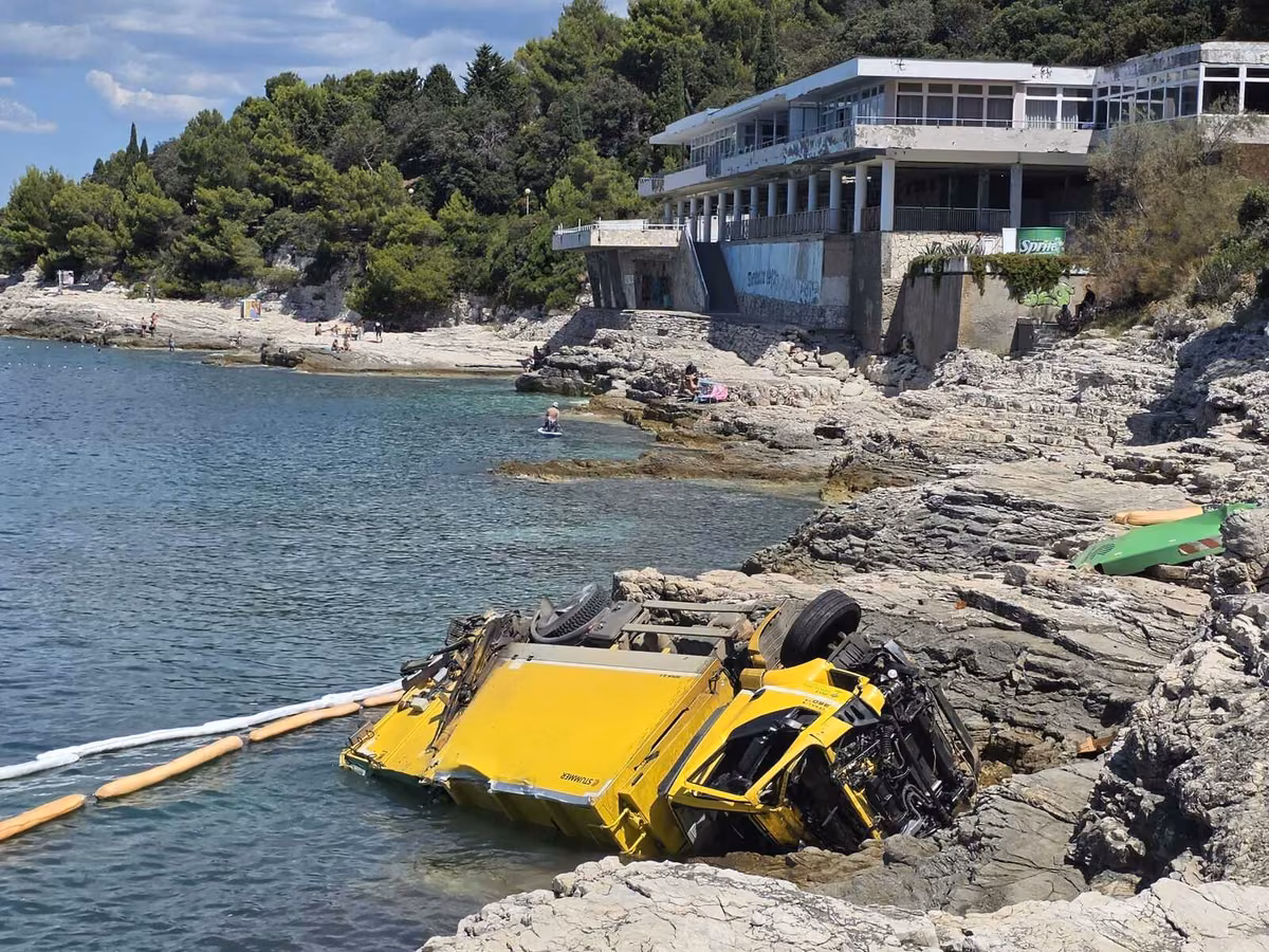 Kamion otklizao u more na pulskoj plaži: Vozač iskočio iz kabine u zadnji tren, kupači se bacali u more