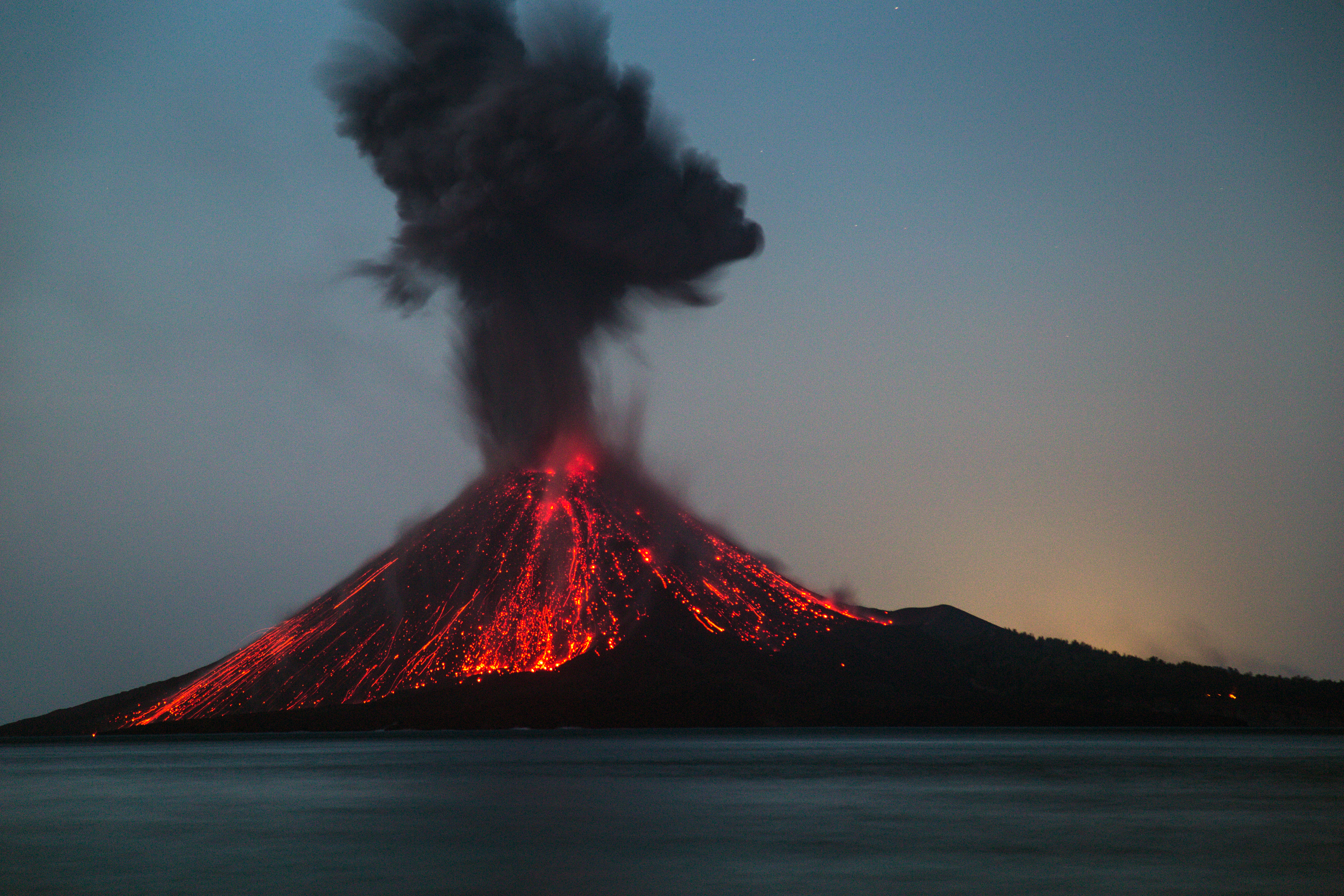 Vulkan Krakatau u Sundskom moreuzu eksplodirao je 27. augusta 1883. godine