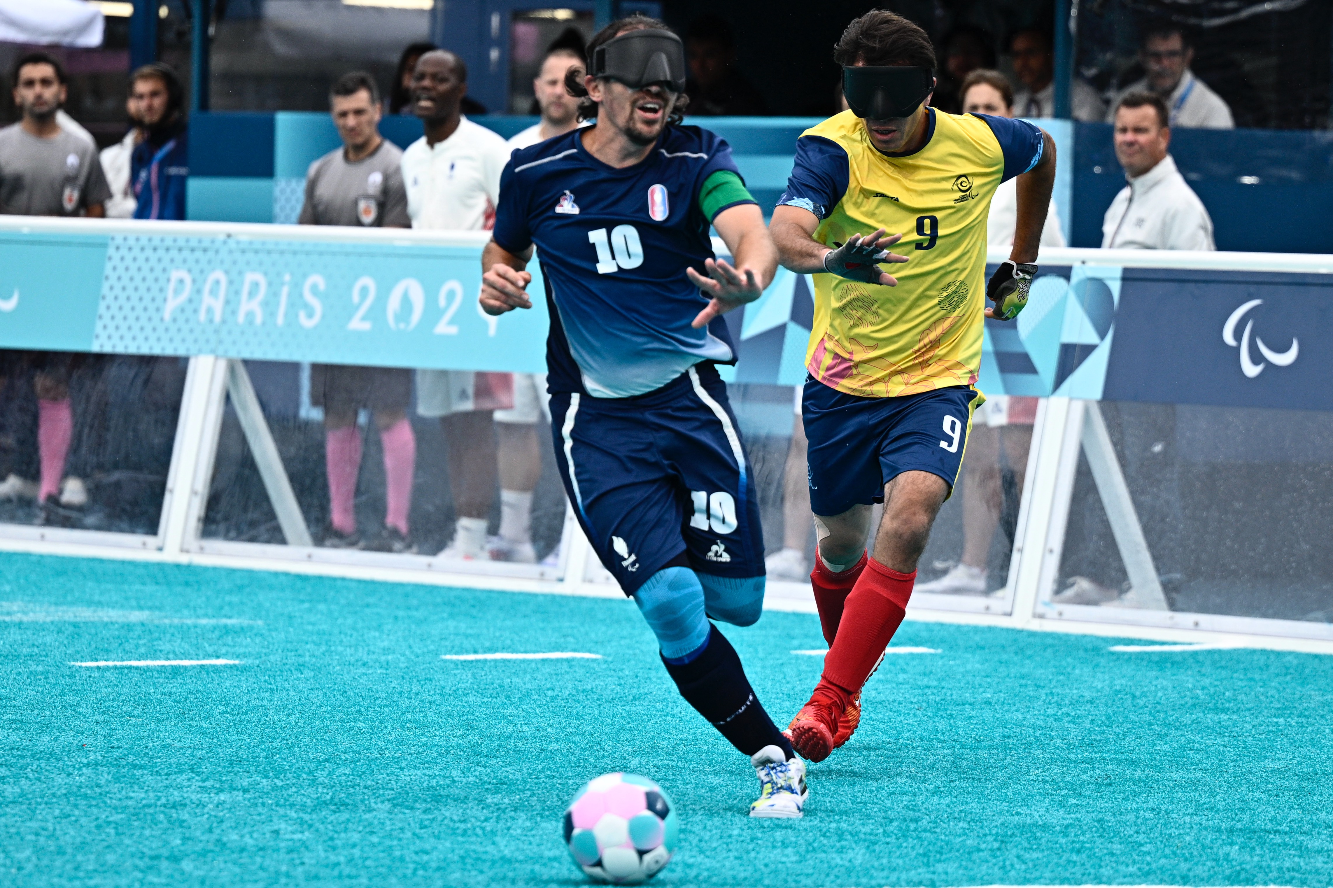 Colombia's Jhon Eider Gonzalez Hernandez (R) fights for the ball with France's Frederic