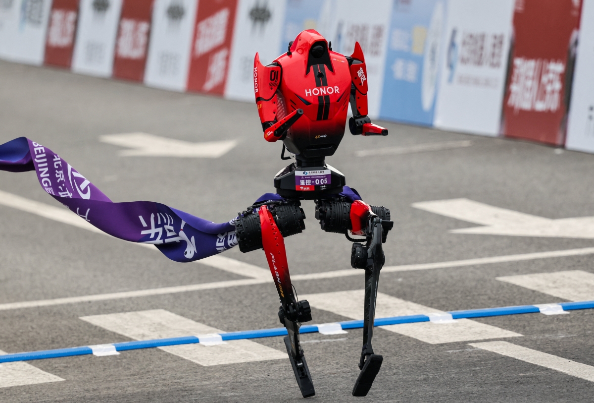 Honorov humanoidni robot Lightning pobjedio na pekinškom polu-maratonu 19. aprila, 2026., Foto: REUTERS/Maxim Shemetov