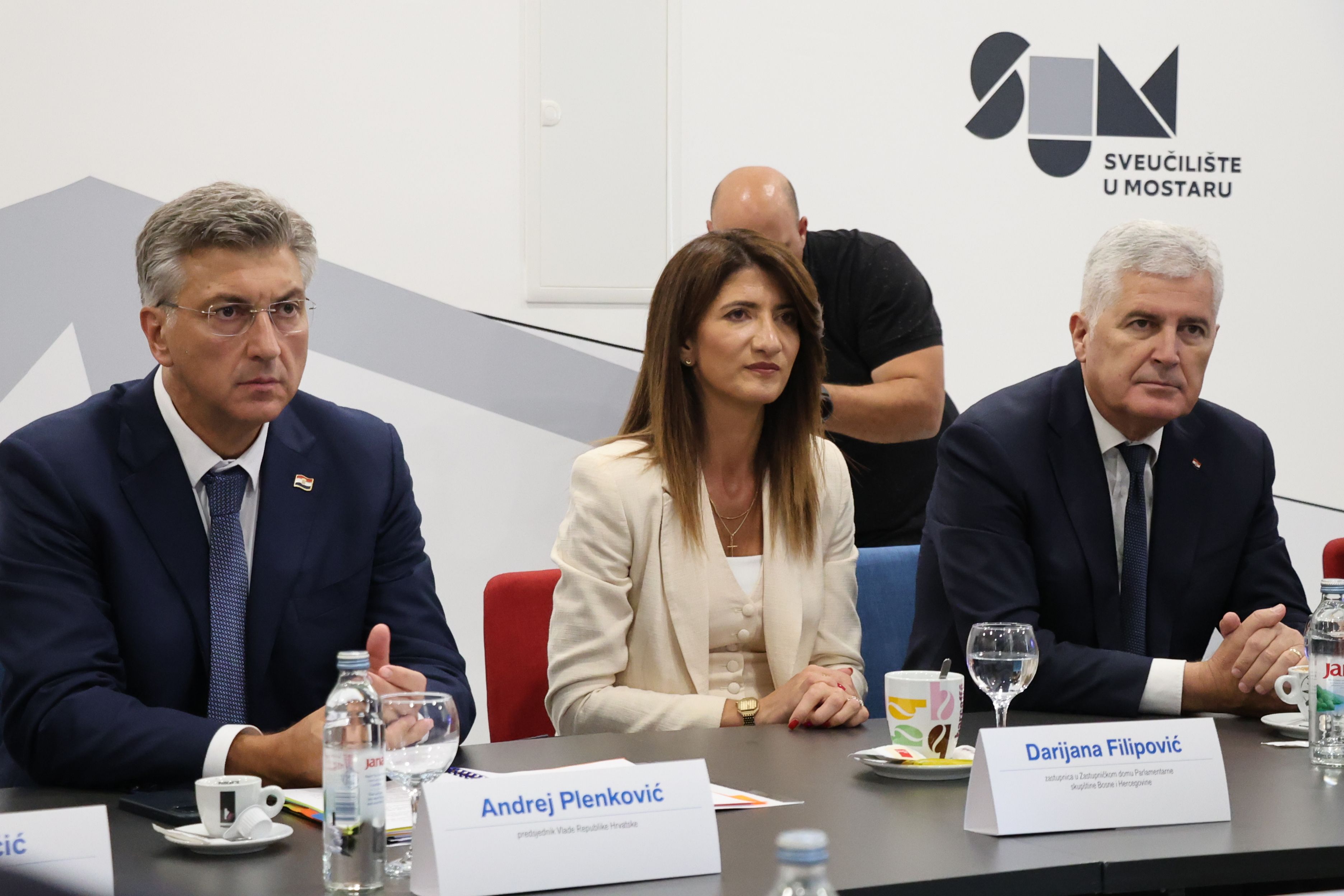 MOSTAR, 1. rujan (FENA)- Predsjednik Vlade Republike Hrvatske Andrej Plenković stigao je u Mostar, gdje danas boravi u radnom posjetu.. (Foto FENA/Mateo Marinović)