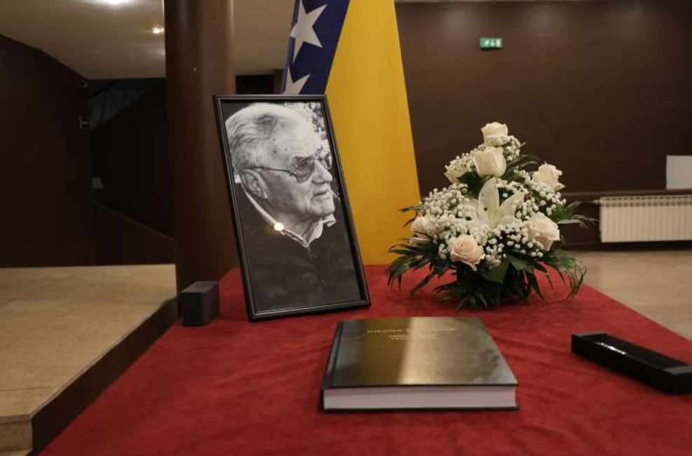 Komemoracija povodom smrti Emira Balića, legendarnog skakača, počasnog predsjednika Kluba skakača "Mostari" održana je u ponedjeljak u Narodnom pozorištu Mostar.