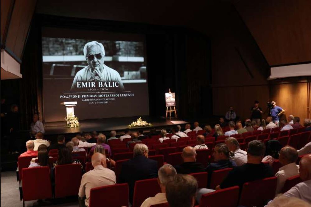 Komemoracija povodom smrti Emira Balića, legendarnog skakača, počasnog predsjednika Kluba skakača "Mostari" održana je u ponedjeljak u Narodnom pozorištu Mostar.