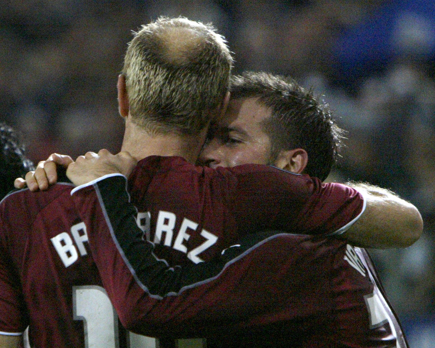 Hamburg's Dutch midfielder Rafale van der Vaart (R) celebrates with his teammate Bosnian striker Sergej Barbarez (L) during their UEFA Cup Group A football match against Viking Stavanger on 03 November 2005 at the AOL-Arena stadium in Hamburg.    AFP PHOT