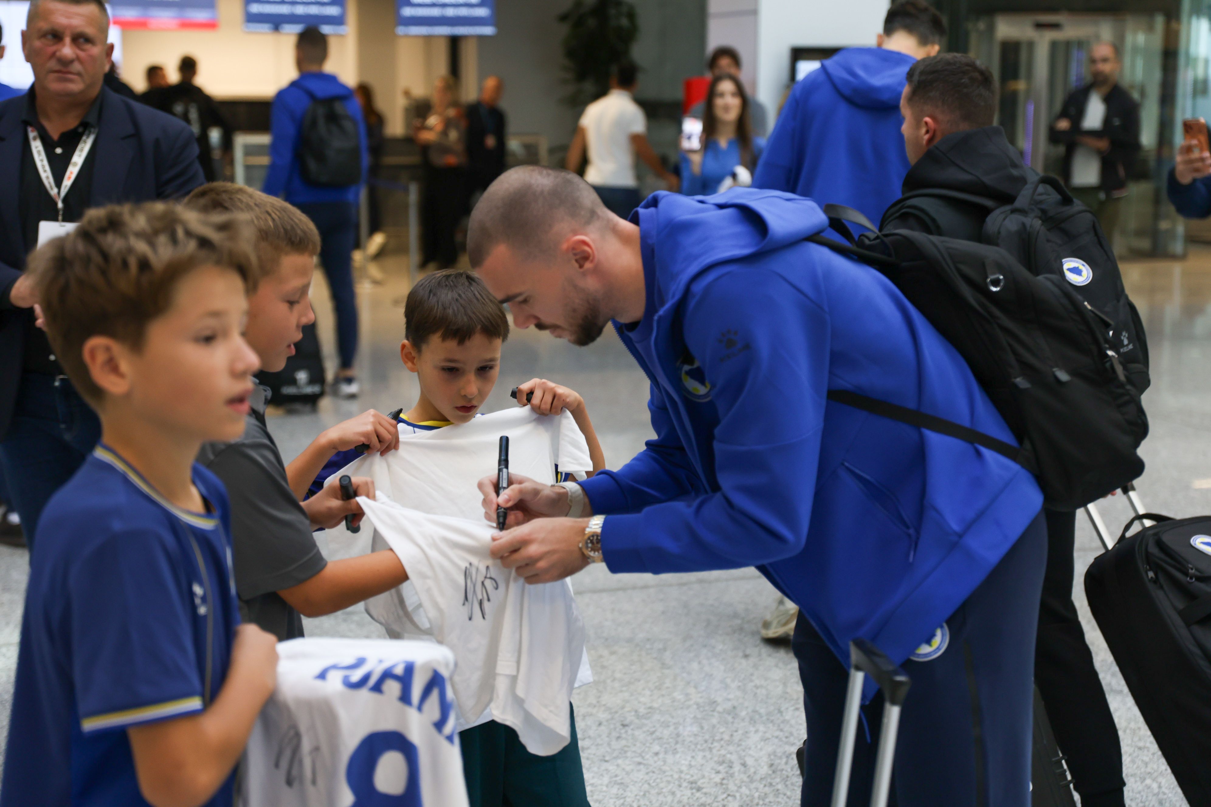 SARAJEVO, 24. septembra (FENA) – Nogometna reprezentacija Bosne i Hercegovine iz Sarajeva čarter letom putuju u Varšavu, gdje će sutra protiv selekcije Poljske odigrati utakmicu prvog kola Lige nacija. (Foto FENA/Almir Razić)