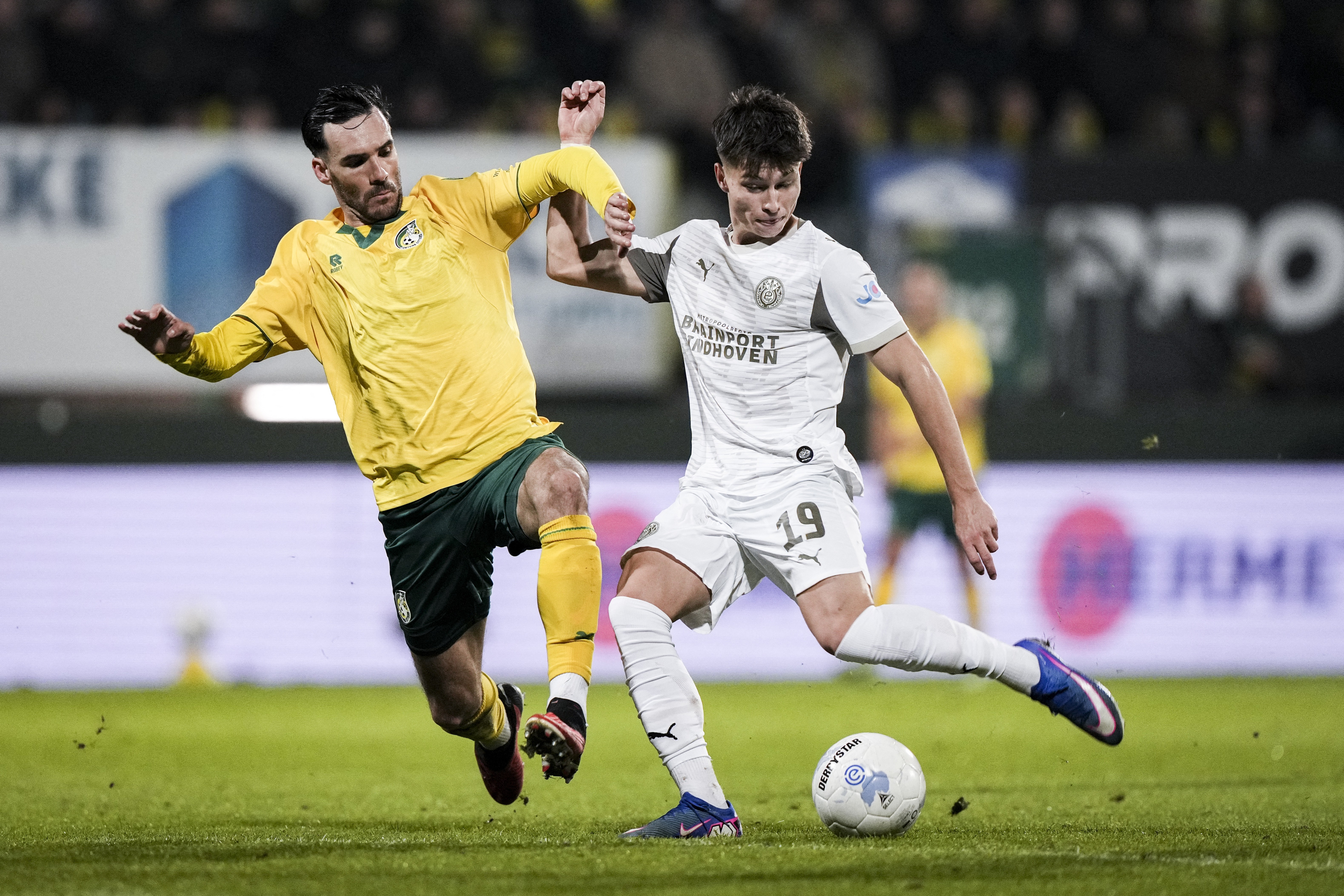 Fortuna Sittard's Dutch midfielder #21 Lance Duijvestijn (L) fights for the ball with PSV